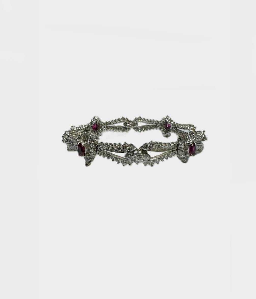 Collection Design/One Design 

Métal - 90 % de platine, 10 % d'iridium.  31.80 Grammes. 

Pierres - 4 rubis ovales de 2,50 carats, 140 diamants ronds de couleur F-G VS1-VS2, 24 diamants baguettes de couleur F-G VS1-VS2, 10,00 carats. 

Le bracelet