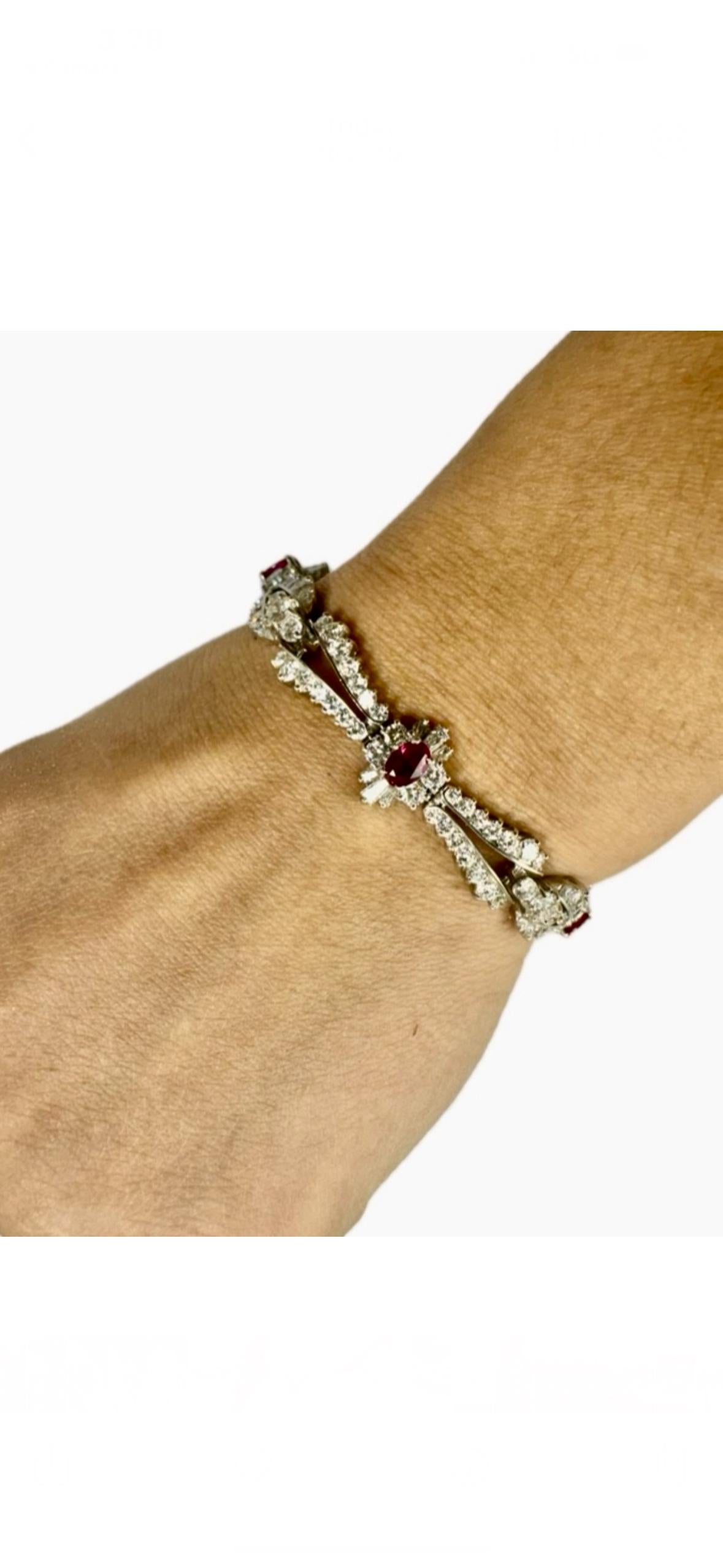 Moderne Bracelet artisanal en platine avec rubis ovale et diamants de 12,50 carats en vente
