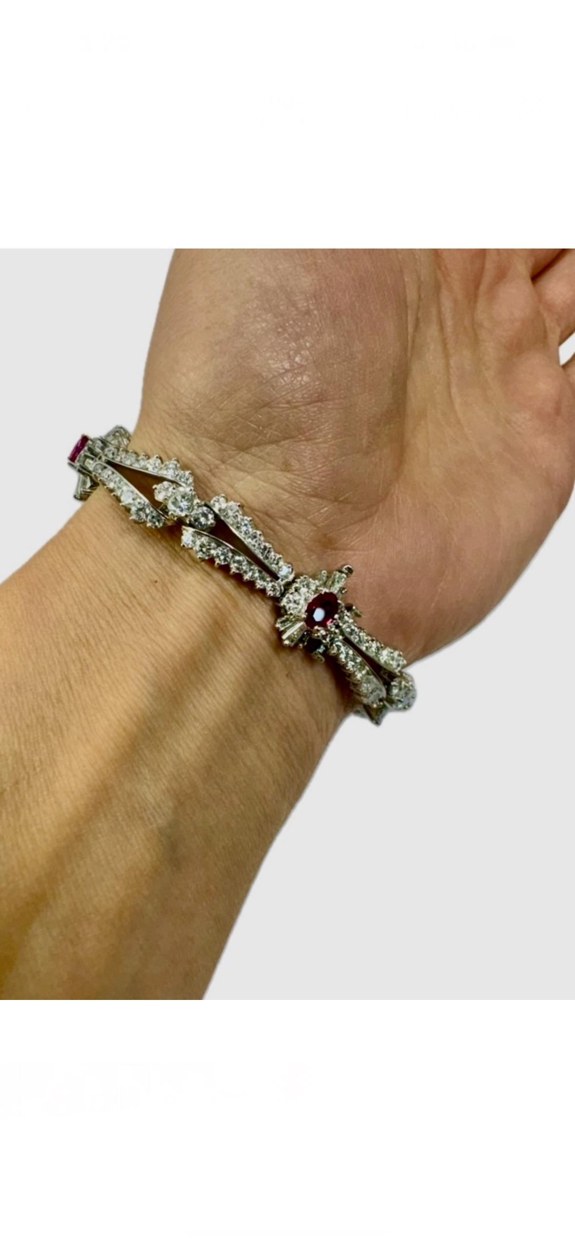 Taille ovale Bracelet artisanal en platine avec rubis ovale et diamants de 12,50 carats en vente