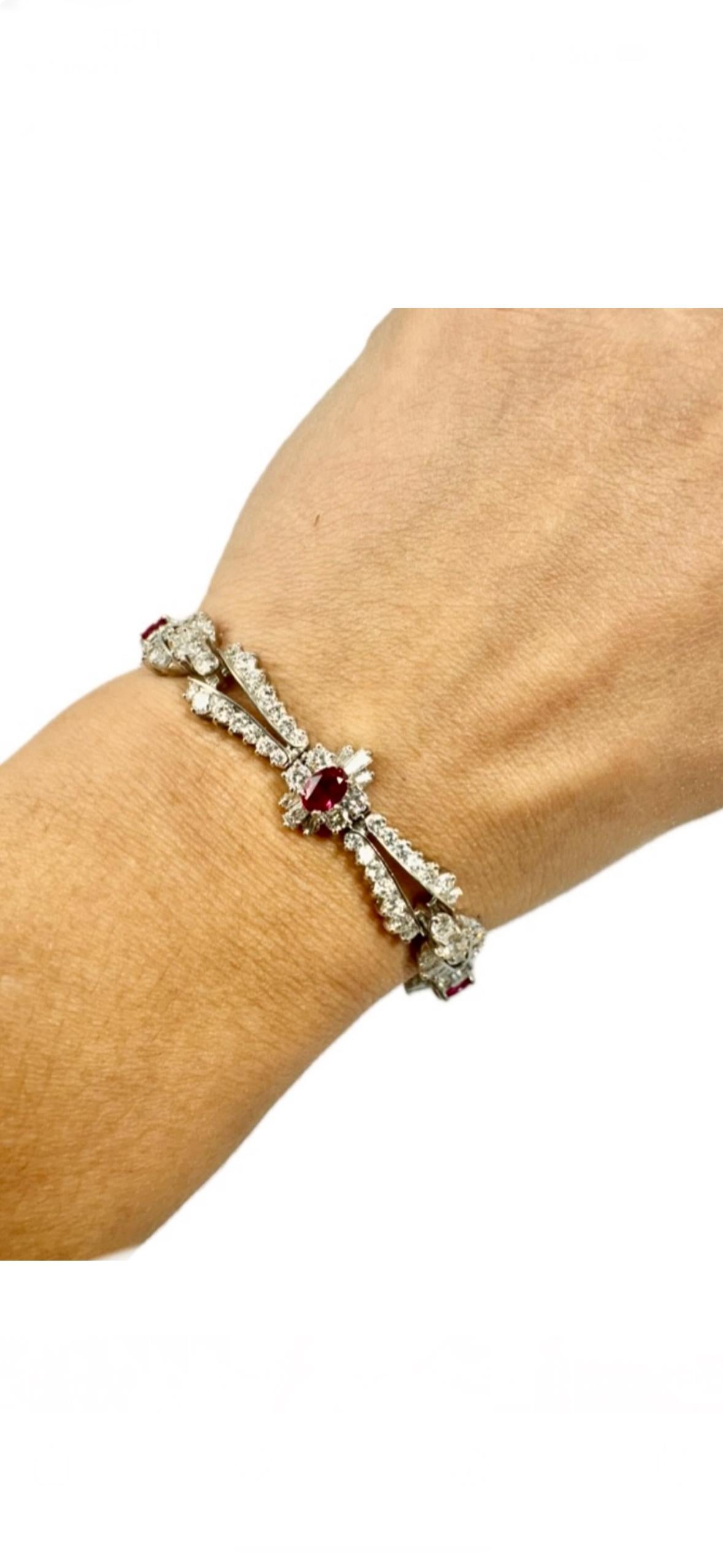 Bracelet artisanal en platine avec rubis ovale et diamants de 12,50 carats Neuf - En vente à Los Angeles, CA