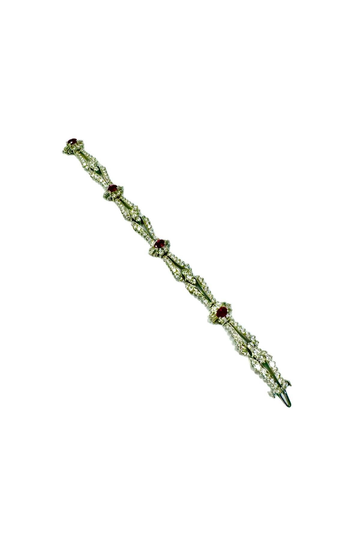 Bracelet artisanal en platine avec rubis ovale et diamants de 12,50 carats Pour femmes en vente