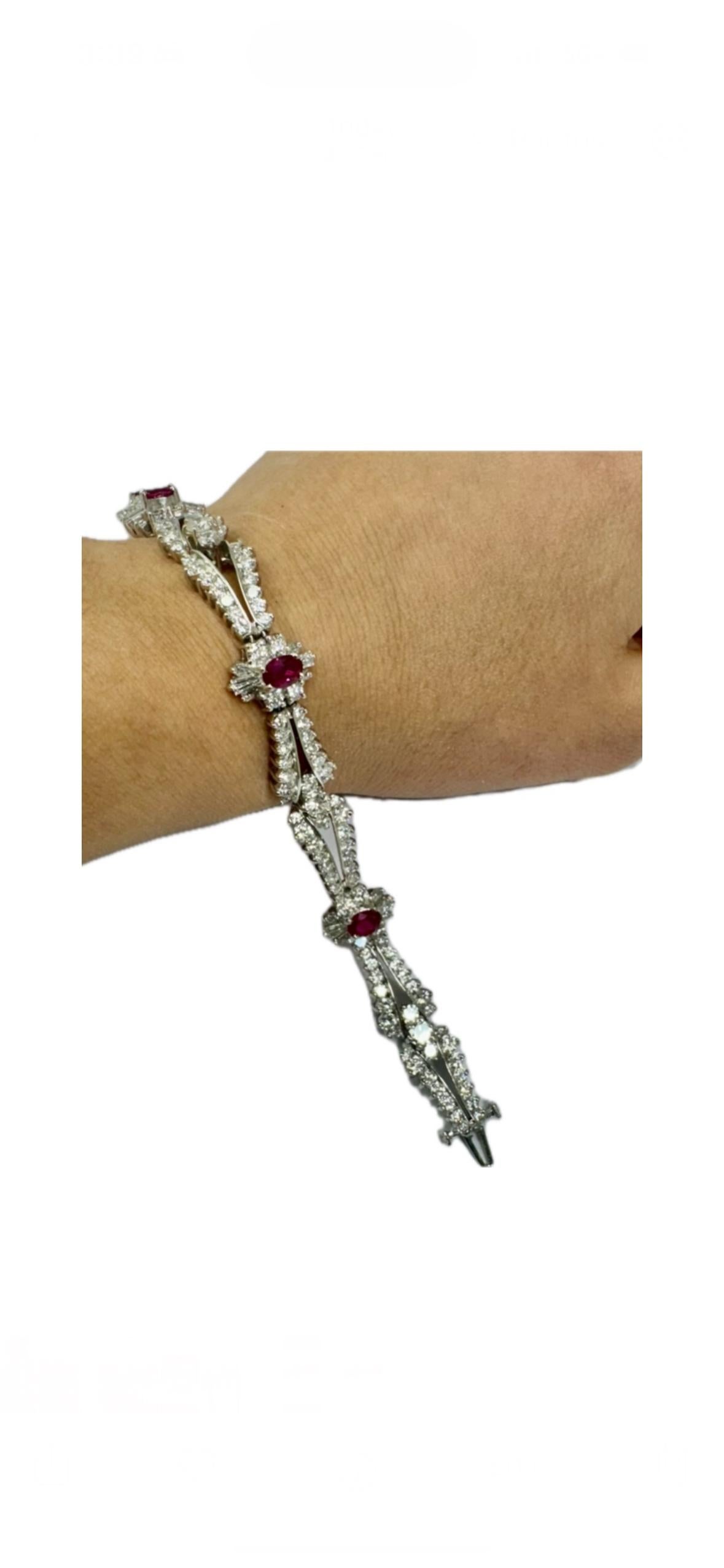 Bracelet artisanal en platine avec rubis ovale et diamants de 12,50 carats en vente 1