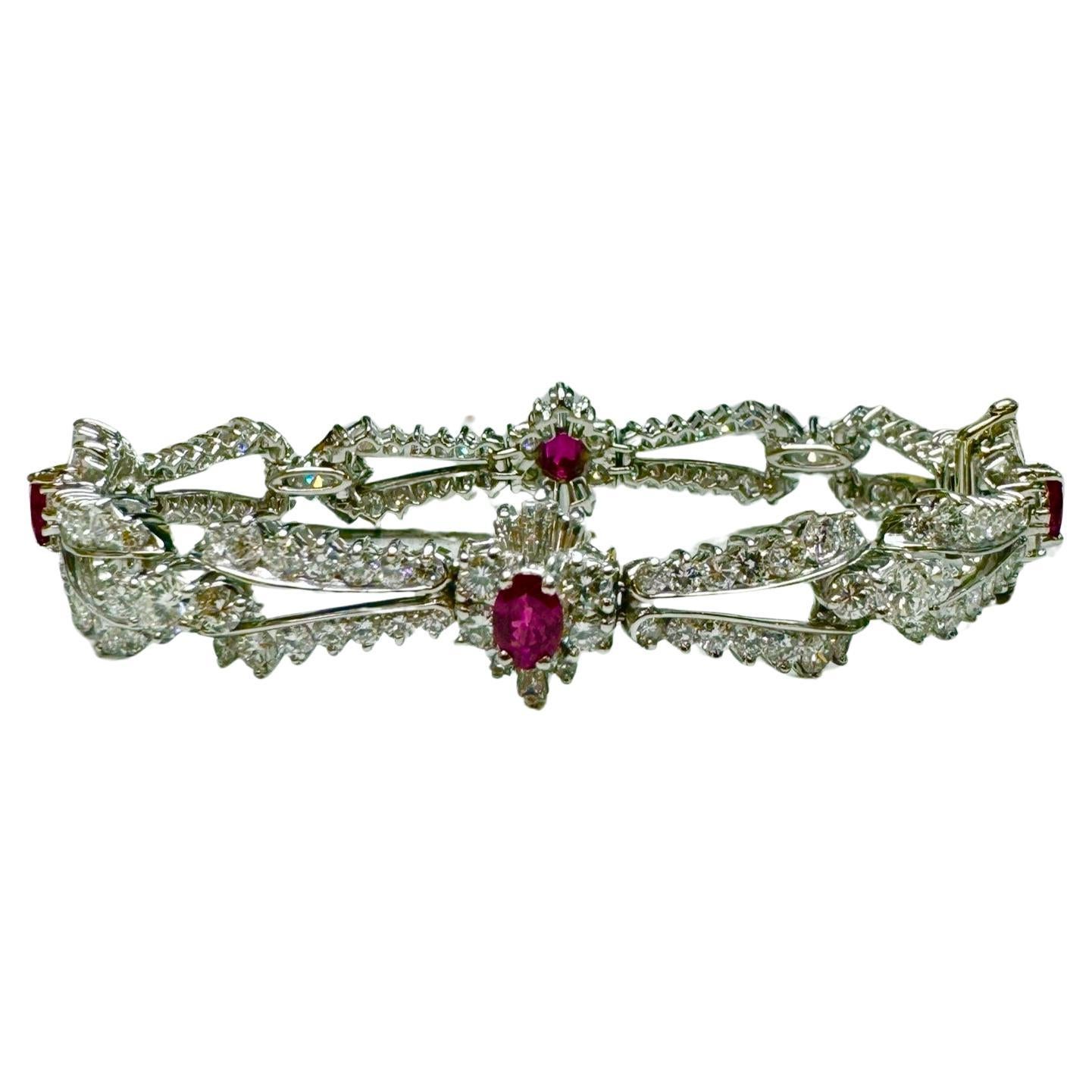 Pulsera de platino hecha a mano con rubí oval de 12,50 quilates y diamantes