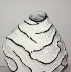 Vase en porcelaine et platine fait à la main, contemporain, italien