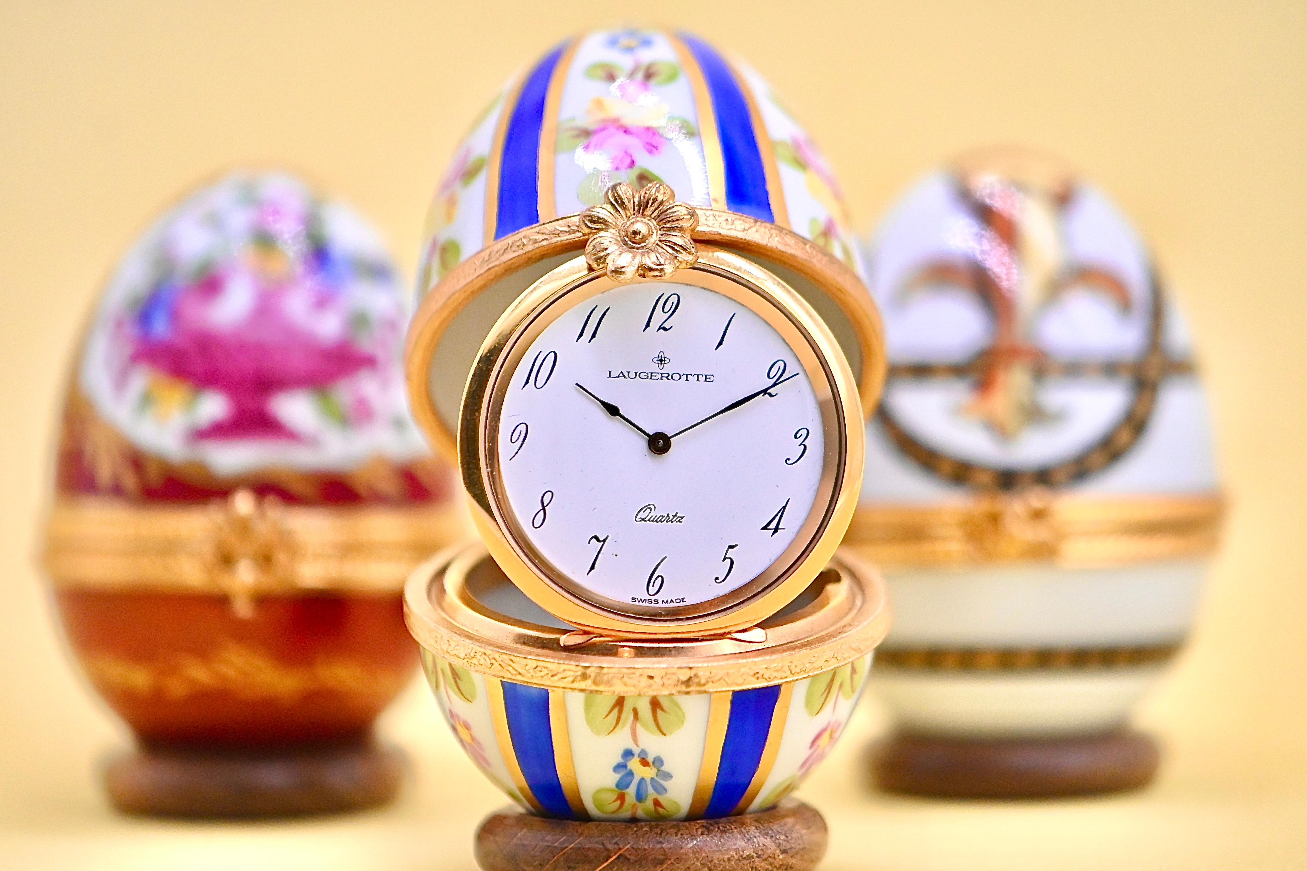 handmade porcelain egg-shaped clock In Excellent Condition For Sale In Vannes, FR