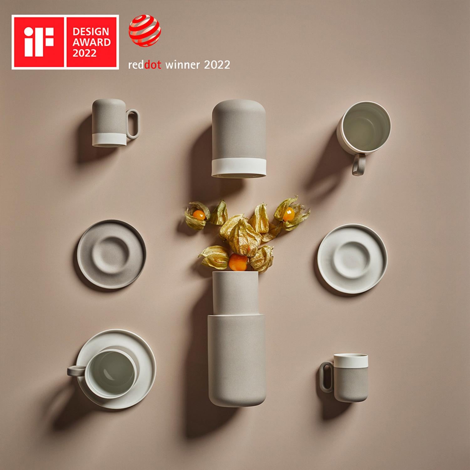 Die sorgfältig von Hand gefertigten Espressotassen von Esma Dereboy sind so konzipiert, dass sie Ihrem täglichen Kaffeegenuss einen Hauch von Luxus verleihen. Mit ihren einzigartigen Farben bilden diese Espressotassen in Kombination mit den
