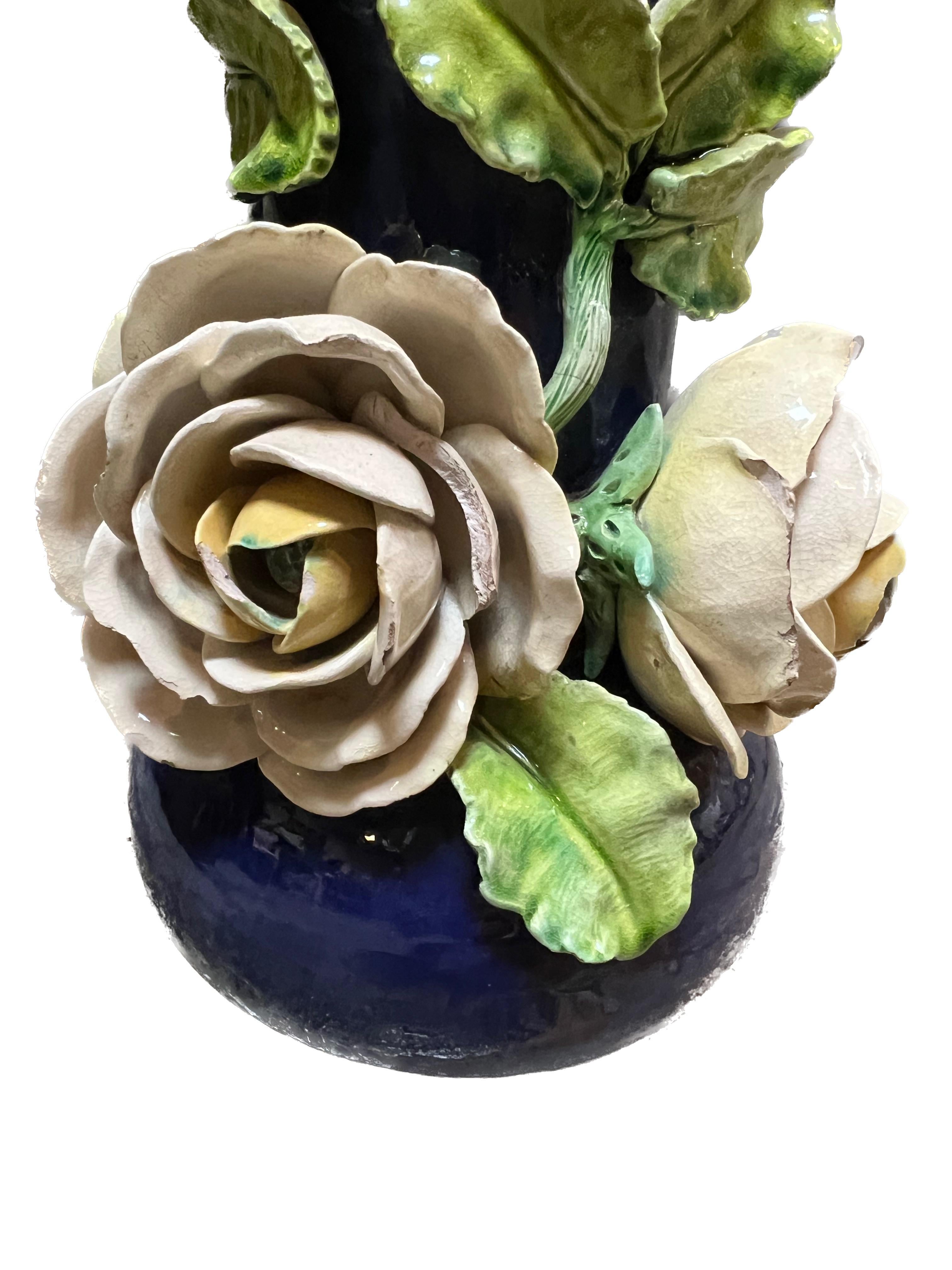 Français Vase majolique française en porcelaine fabriqué à la main en vente