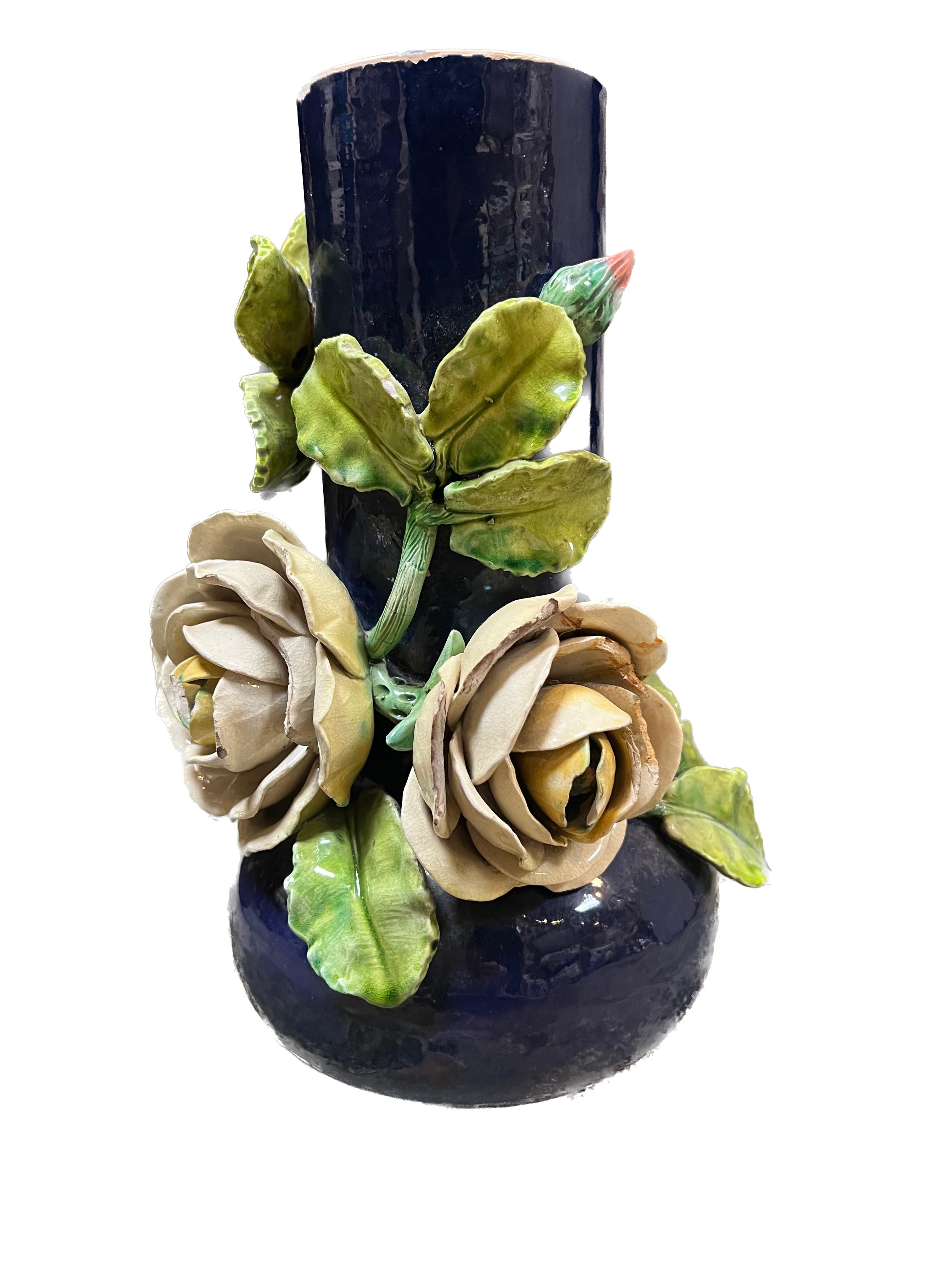 XIX secolo Vaso di maiolica francese in porcellana fatto a mano in vendita