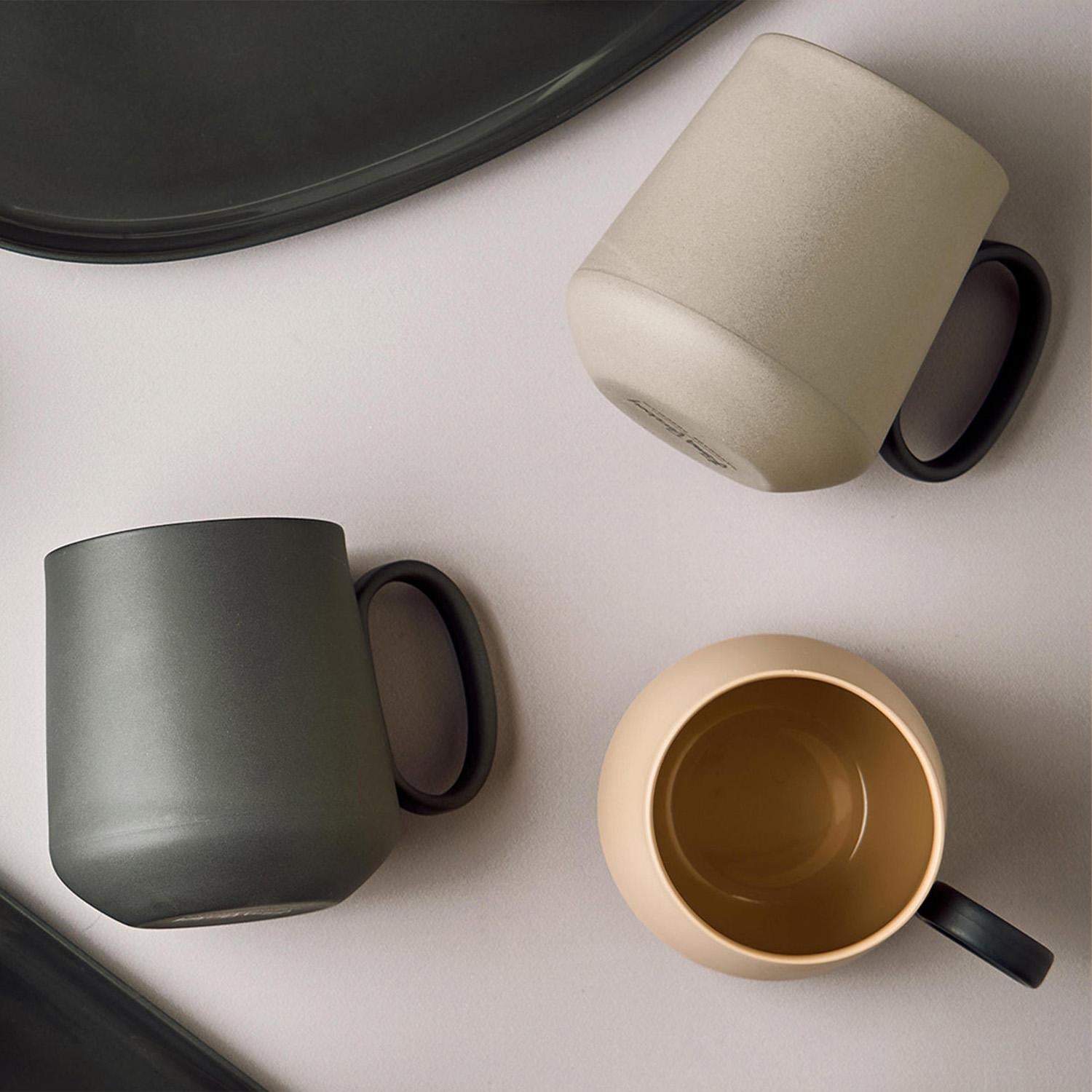Arts and Crafts Porcelaine faite à la main  Mug -  Noir   Collection tubes Dereboy en vente