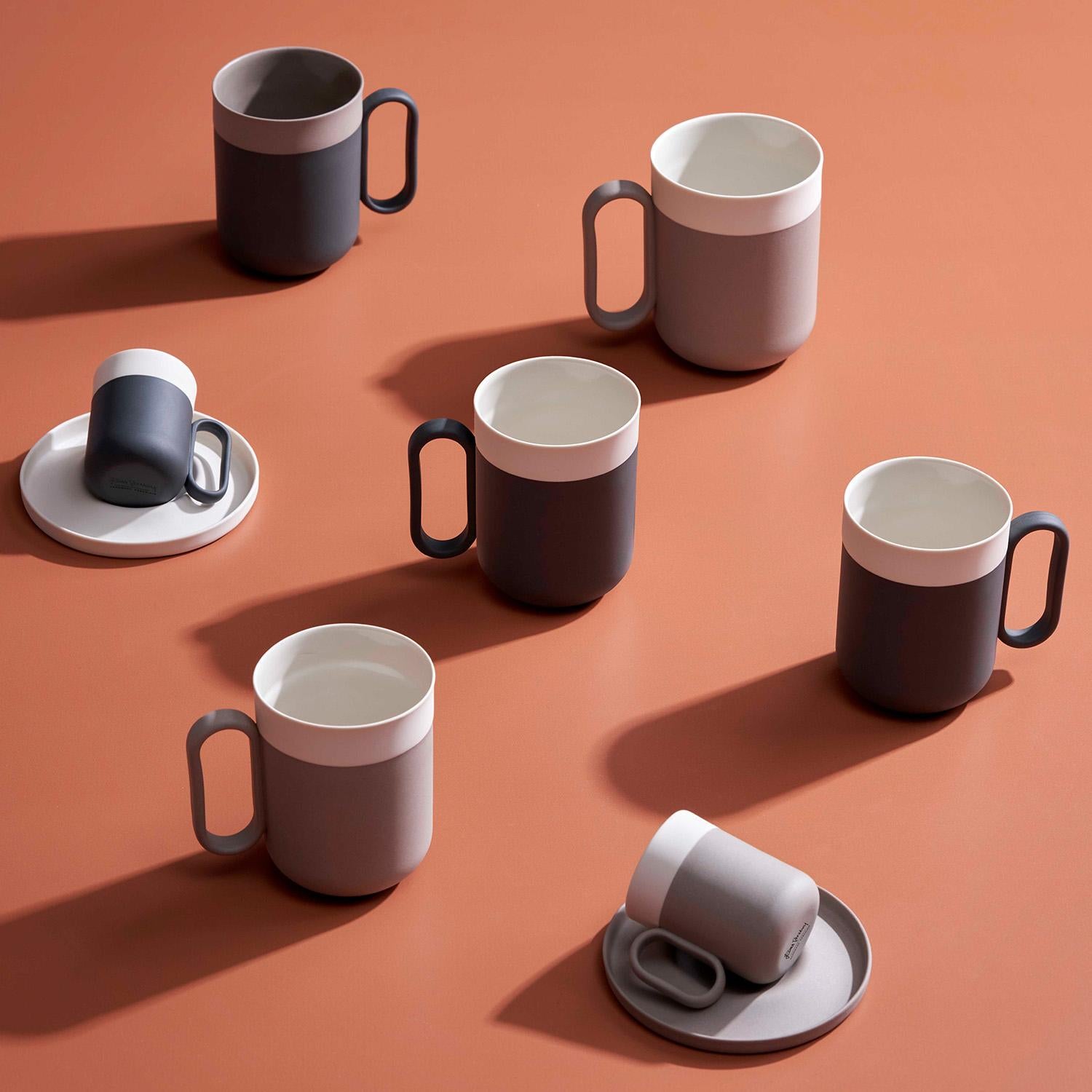 Turc Tasse en porcelaine faite à la main par Esma Dereboy  - Ivoire noir, primé en vente