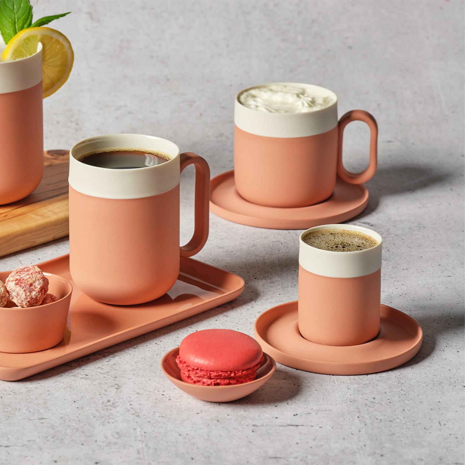 Le tazze di Esma Dereboy, meticolosamente realizzate a mano, si distinguono per il loro design ergonomico e l'aspetto estetico, offrendo un'esperienza speciale. Con l'opzione Mix&Match, puoi personalizzare il tuo set con combinazioni di colori e