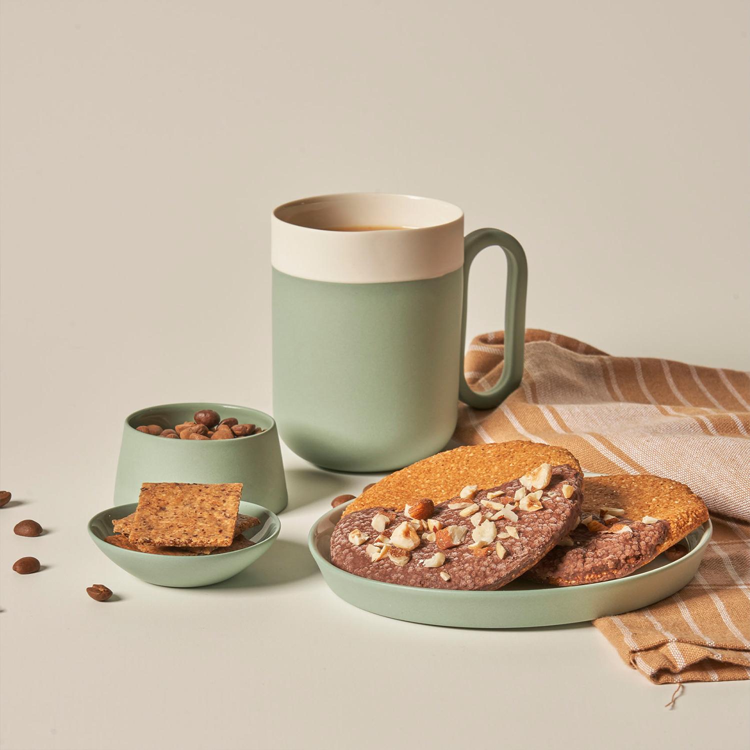 Las tazas de Esma Dereboy, meticulosamente elaboradas a mano, destacan por sus diseños ergonómicos y su aspecto estético, y ofrecen una experiencia especial. Con la opción Mix&Match, puedes personalizar tu propio juego con combinaciones