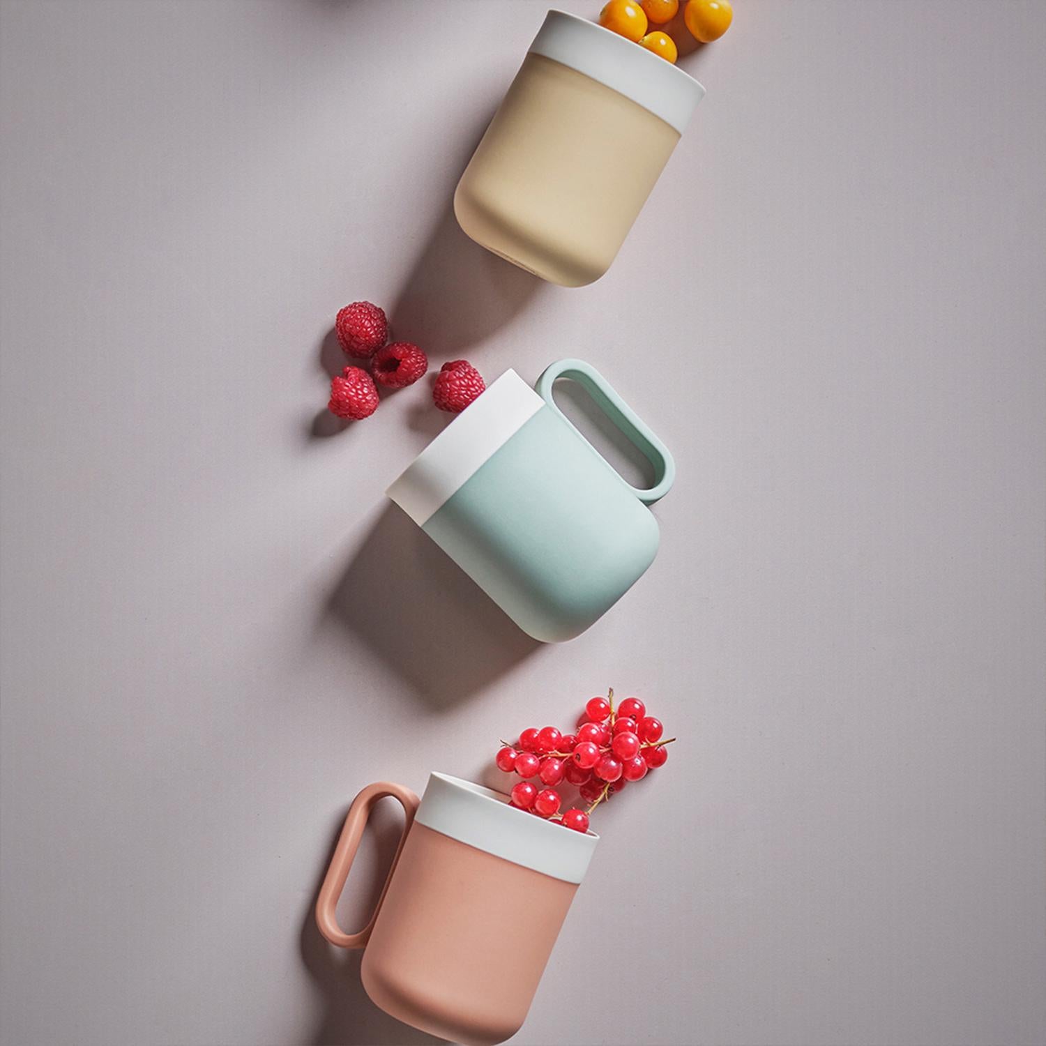 Taza de porcelana hecha a mano por Esma Dereboy  - Nilo Marfil, Galardonado Turco en venta