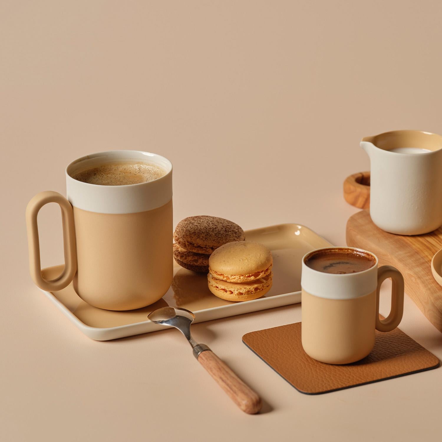 Die handgefertigten Tassen von Esma Dereboy bestechen durch ihr ergonomisches Design und ihre ästhetische Erscheinung und bieten ein besonderes Erlebnis. Mit der Mix&Match-Option können Sie Ihr eigenes Set mit anpassbaren Farb- und Formkombinationen