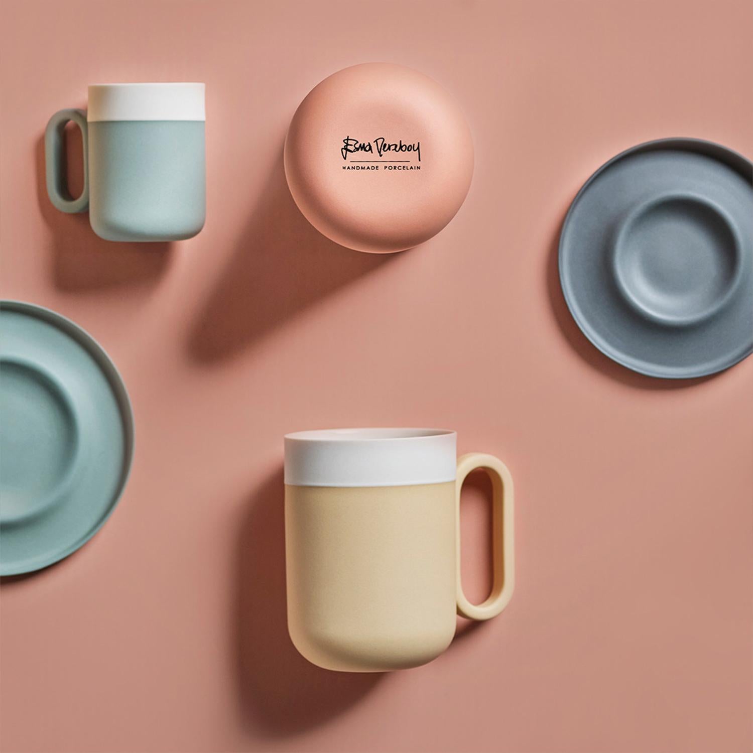Handgefertigtes Porzellanbecher-Set von 2 von Esma Dereboy  - Stroh-Elfenbein, preisgekrönt (Türkisch) im Angebot