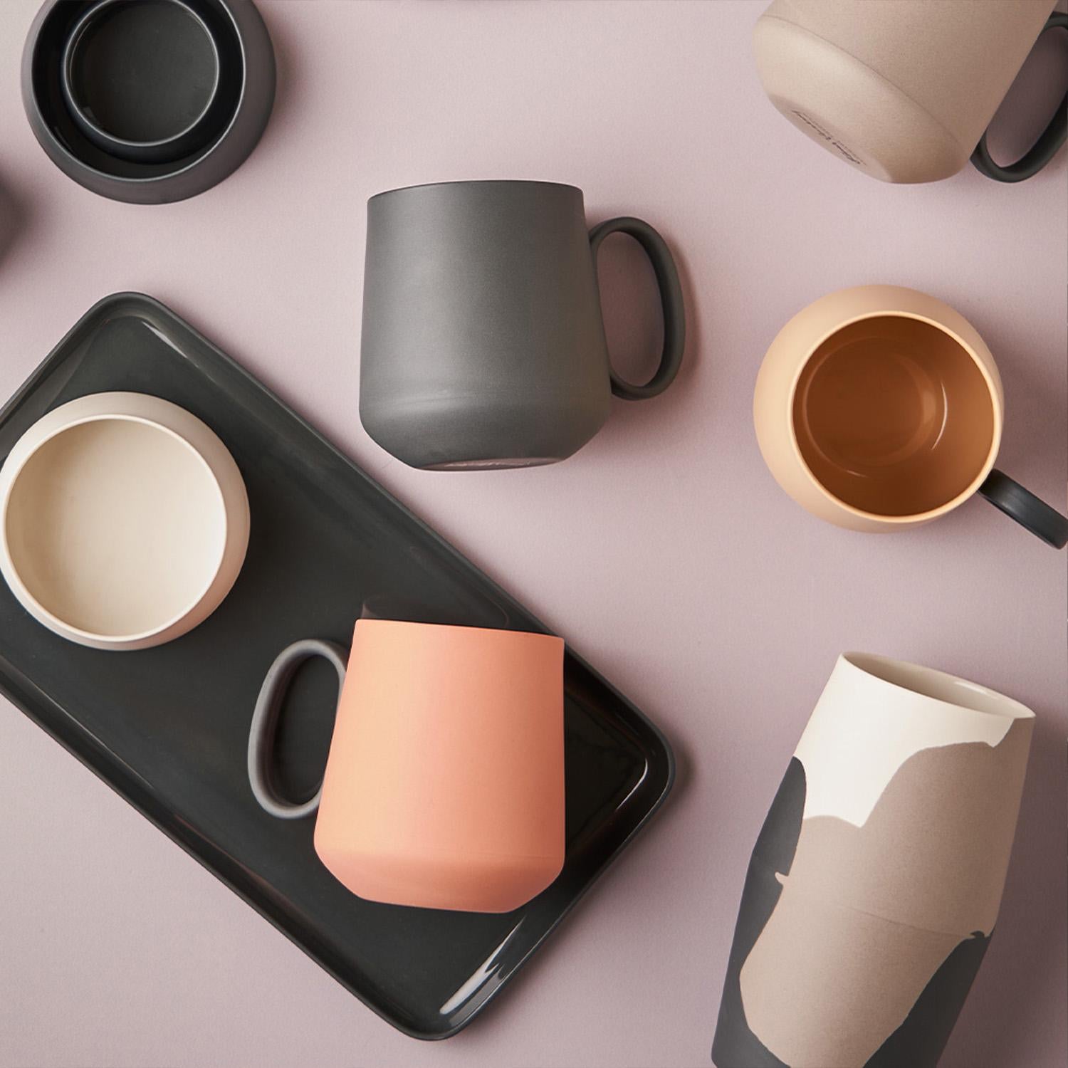 Vernissé Tasse en porcelaine faite à la main - Lot de deux - Noir   Collection tubes Dereboy en vente