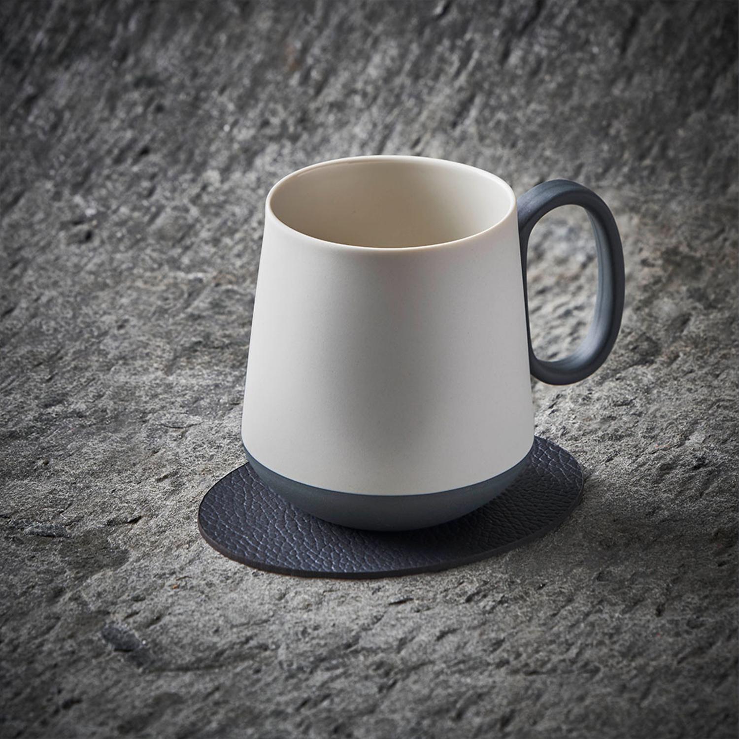 Turc Tasse en porcelaine faite à la main - Lot de deux - Noir ivoire   Collection tubes Dereboy en vente