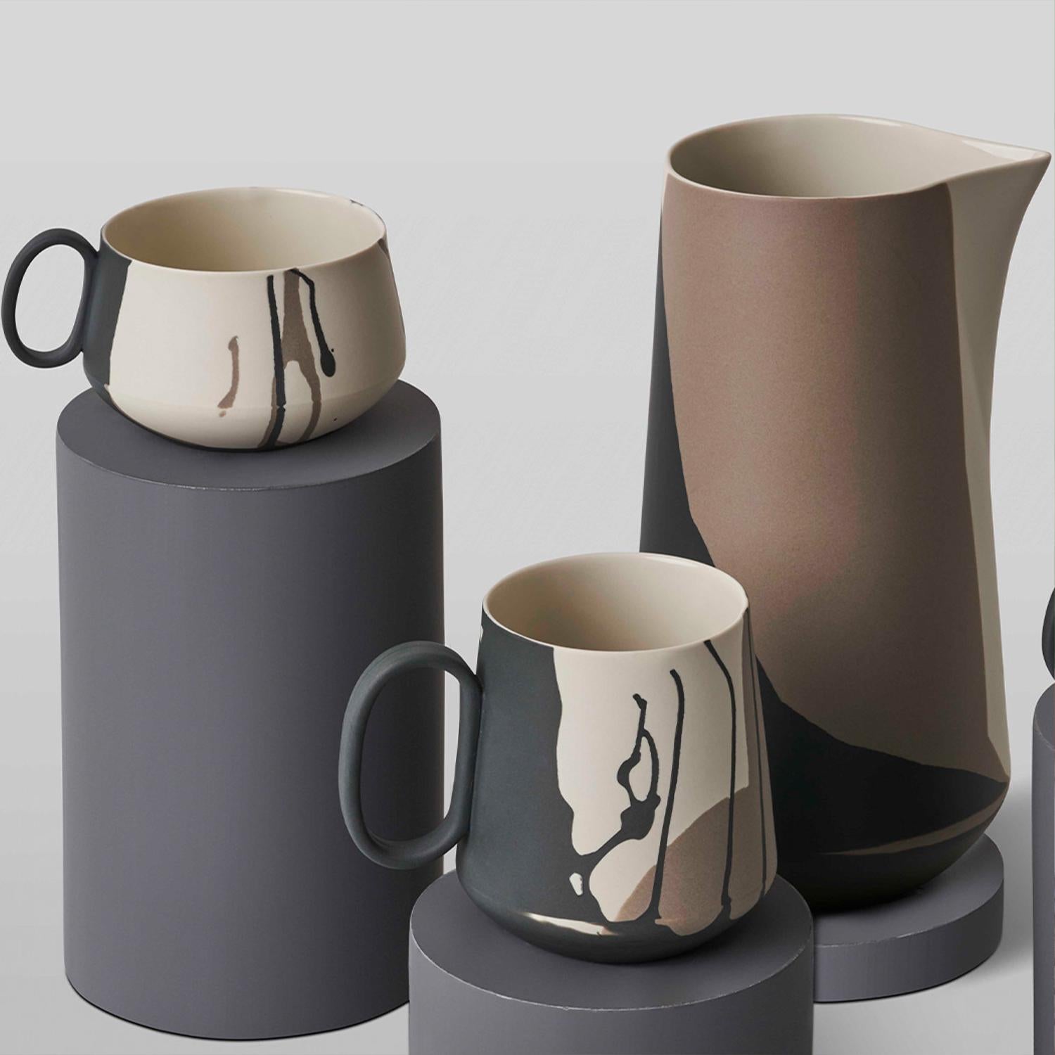Handgefertigte Porzellan Teetasse mit Untertasse 2er Set Colour Wave in Black Rock Ivory (Arts and Crafts) im Angebot