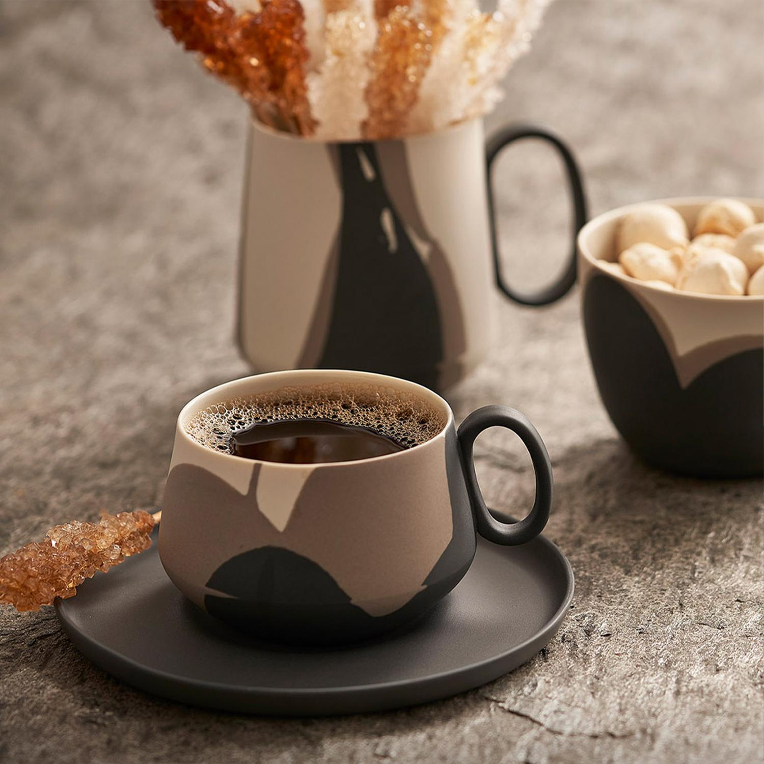 Handgefertigte Porzellan Teetasse mit Untertasse 2er Set Colour Wave in Black Rock Ivory (Türkisch) im Angebot