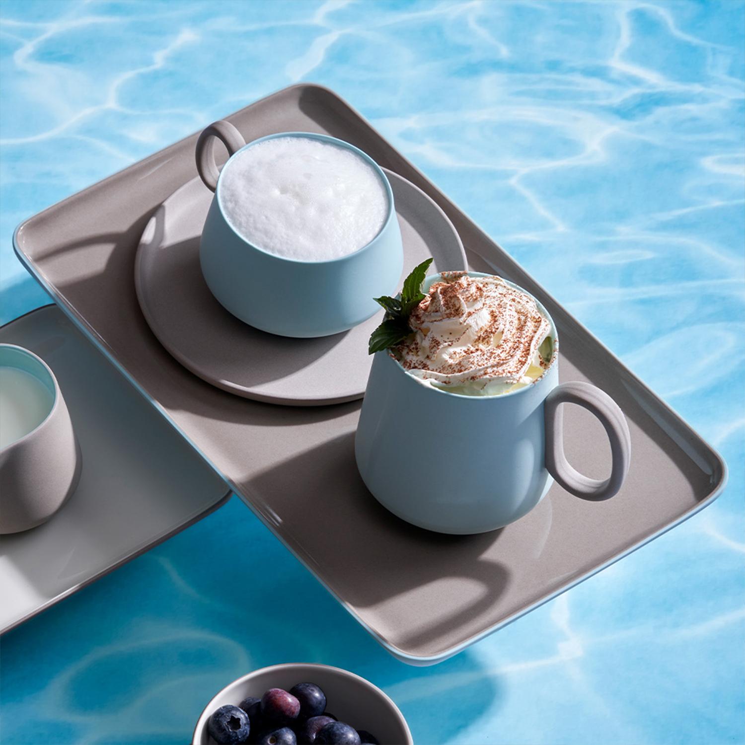 Handgefertigte Porzellan-Teekanne mit Untertasse, 2er-Set, Rock Aqua  Esma Dereboy Rohr (Glasiert) im Angebot