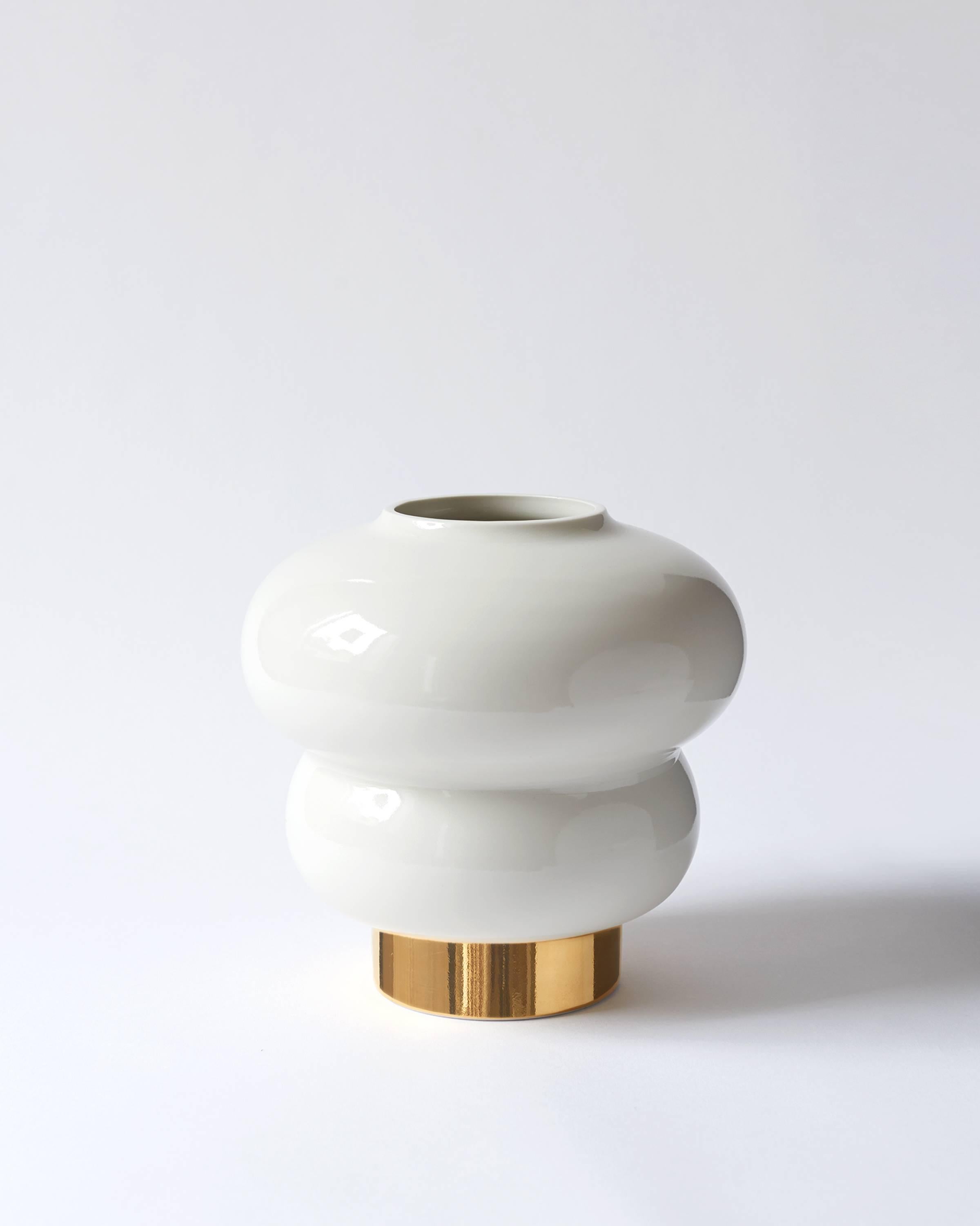 Indonesian Handmade Porcelain Vase, 25-Karat Gold Base and Lid, Contemporary, Round For Sale