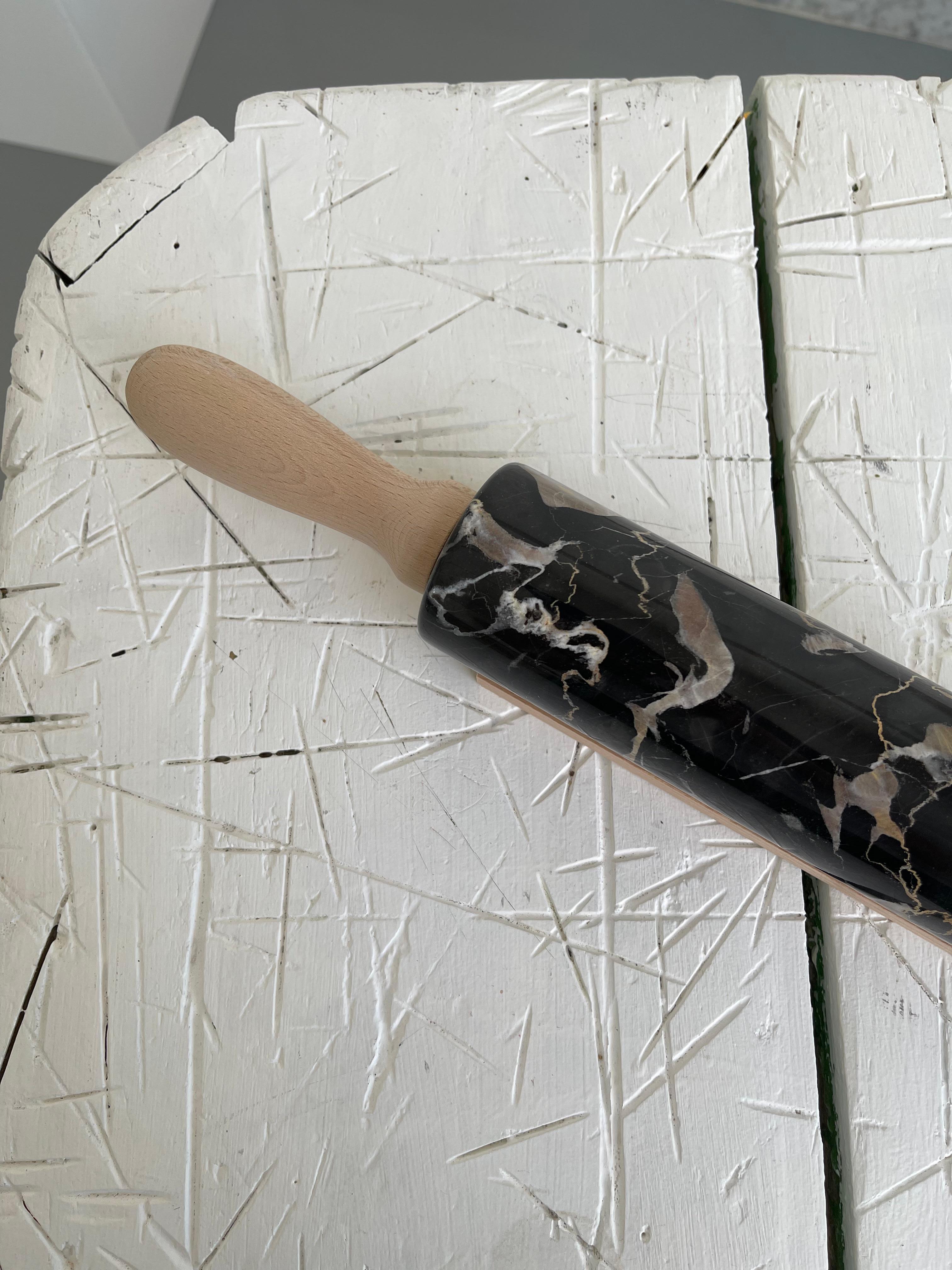 Handgefertigte Portoro-Marmor-Rollnadel mit Holzgriffen im Zustand „Neu“ im Angebot in Carrara, IT