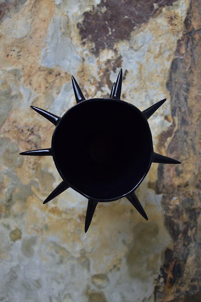 Argentin Vase décoratif noir à pointes en poterie fait main en vente