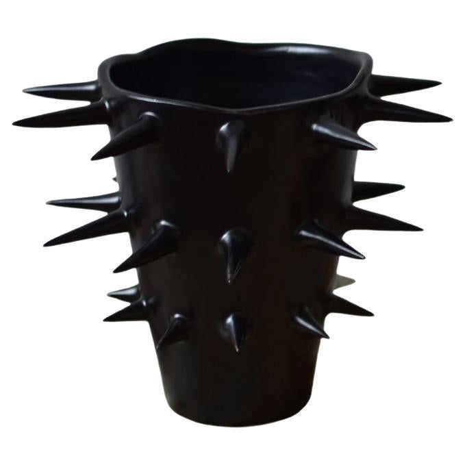 Handgefertigte schwarze dekorative Keramikvase mit Spikes im Angebot