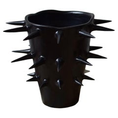Vase décoratif noir à pointes en poterie fait main