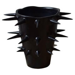 Handgefertigte schwarze dekorative Keramikvase mit Spikes