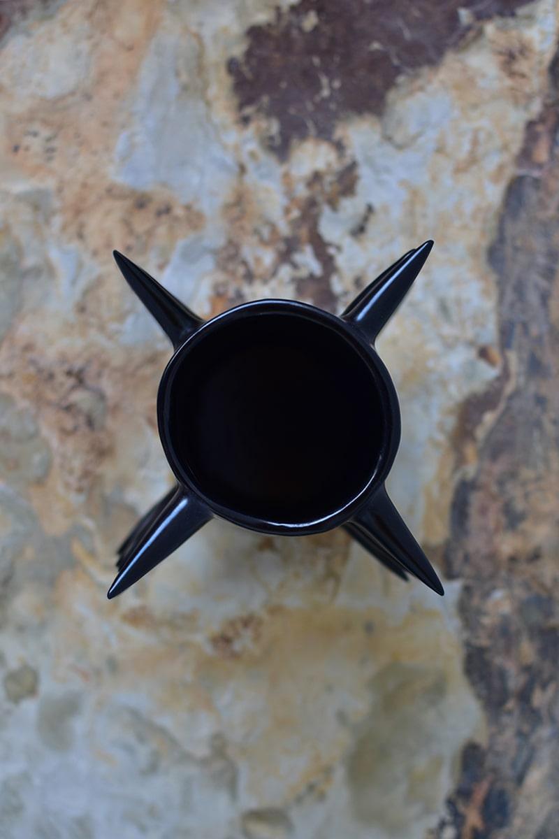 Argentin Vase à fleurs noir à pointes en poterie fait à la main en vente
