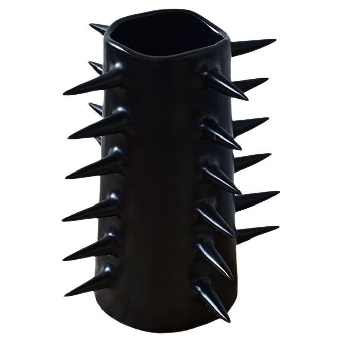 Handgefertigte schwarze Blumenvase aus Keramik mit Spikes