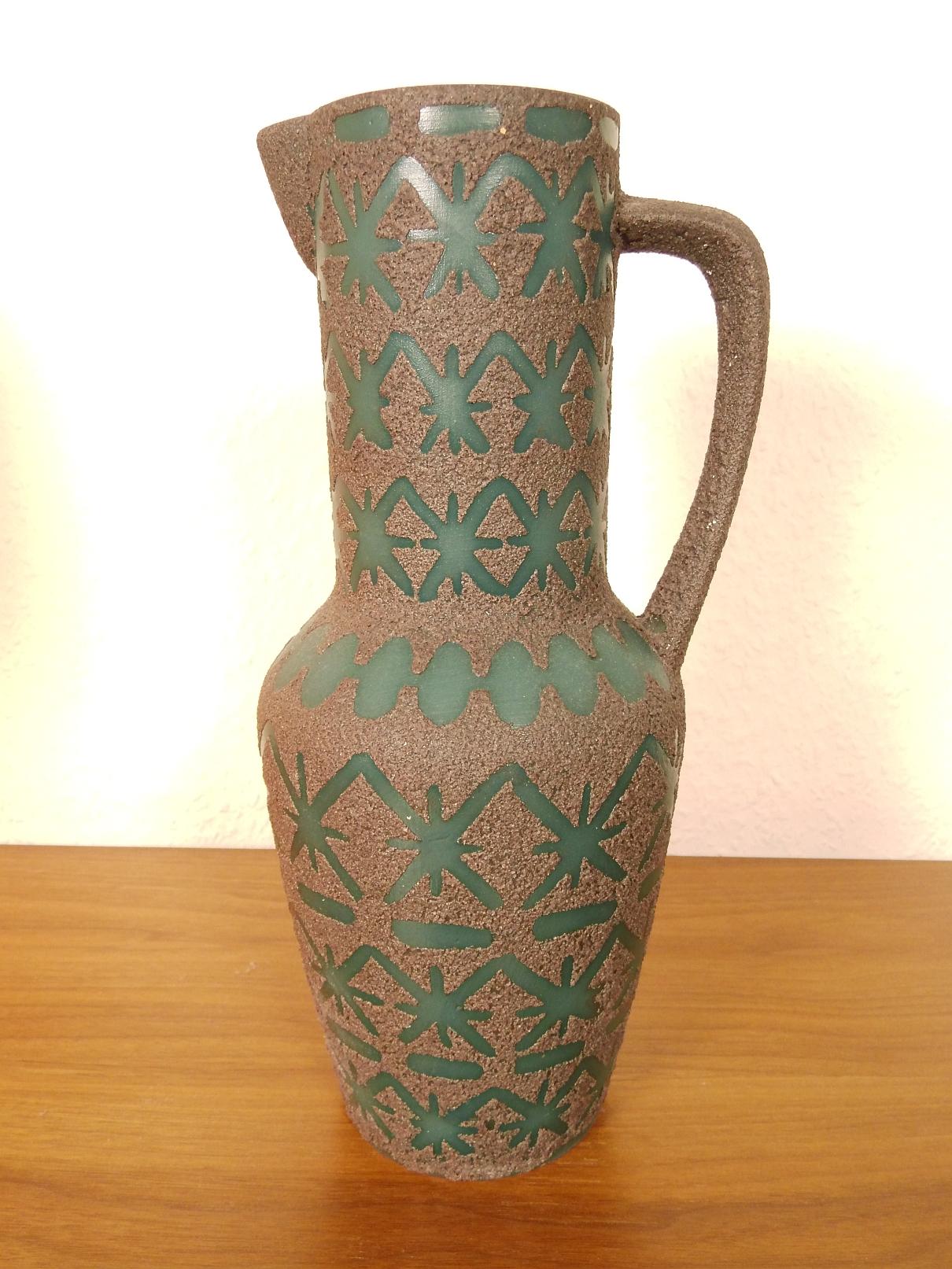 Beautiful pottery vase from Germany.
Manufacturer: Ceramano Rustica

Rare and special Lava Glazing.

Handmade.
Very well preserved. In one place the lava glaze is cut out. see photo.
For larger bouquets: 30 cm / 11.81 inch high.
