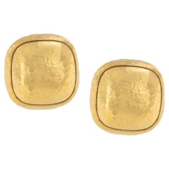 Clous d'oreilles carrés martelés en or jaune 24 carats pur, faits à la main