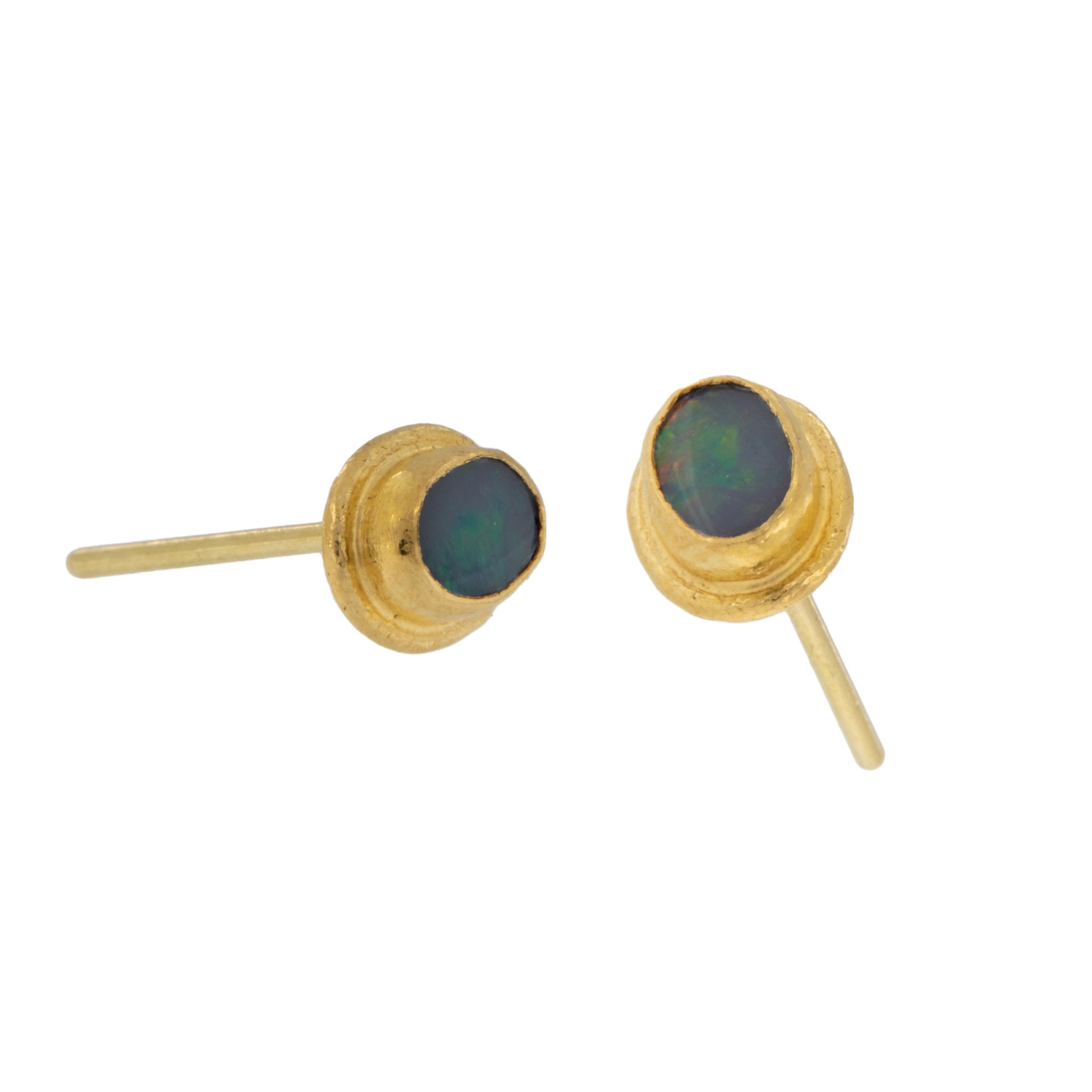 Wie bezaubernd sind diese bunten Opal-Ohrringe? 24-karätiges Gold ist das seltenste aller Goldsorten und hat eine ausgeprägte, satte Farbe, die von Anlegern auf der ganzen Welt geschätzt wird und durch die farbenfrohen Opale in der Lünette noch