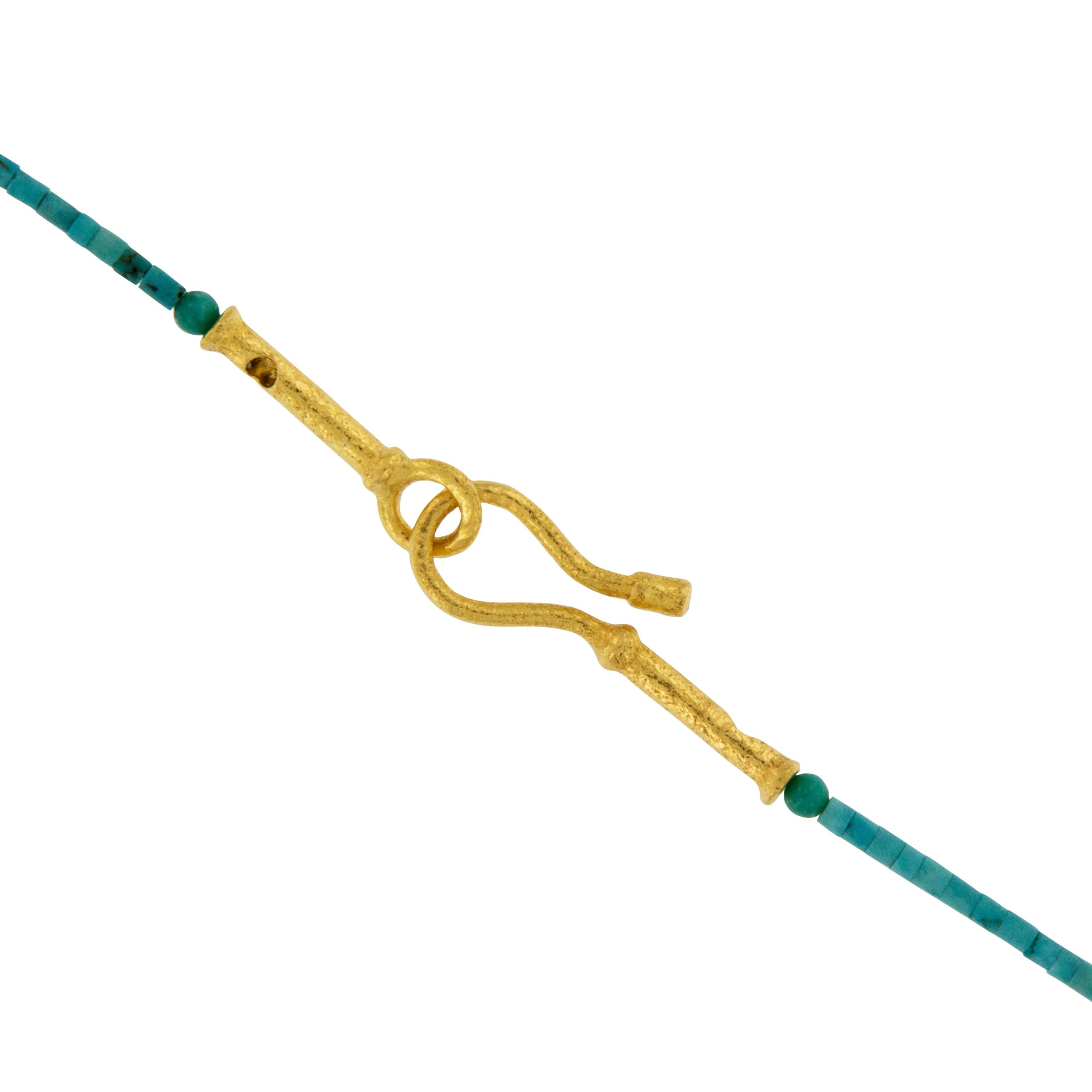 Una combinazione perfetta: oro giallo 24 carati e turchese! Da secoli le persone di tutto il mondo venerano il turchese come pietra portafortuna. Quanto saresti fortunato a possedere questa rara opera d'arte con la sua combinazione unica di perline
