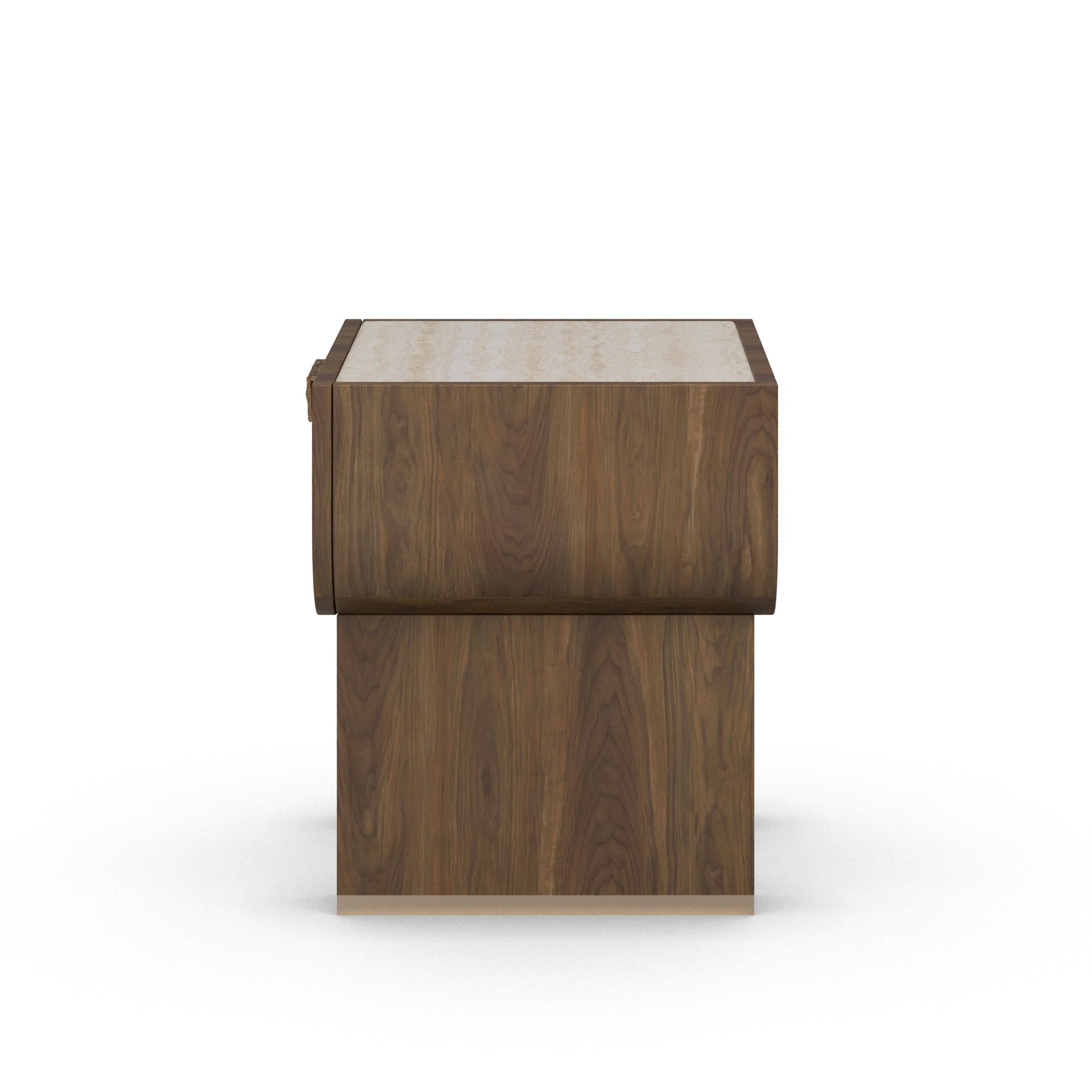Organique Table de nuit artisanale RAE en bois sculpté et noyer vieilli par Nolita Harbour en vente