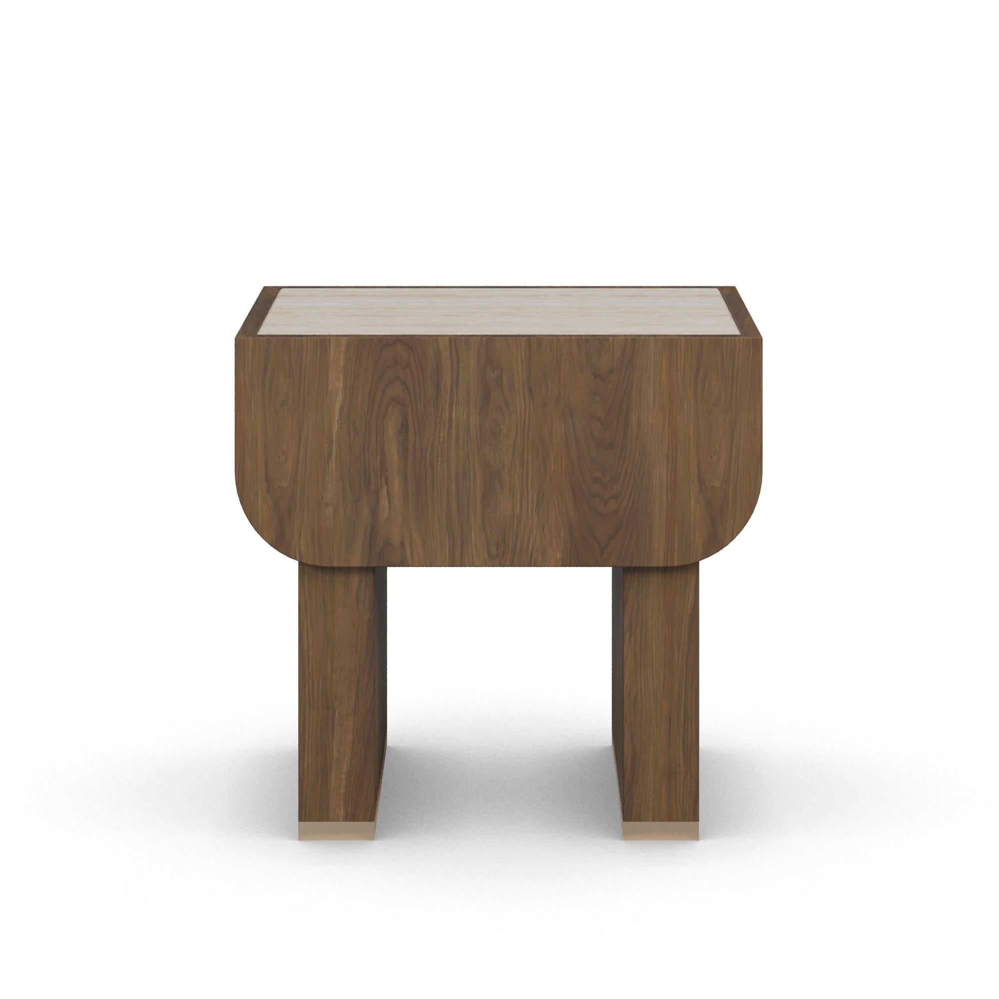 Portugais Table de nuit artisanale RAE en bois sculpté et noyer vieilli par Nolita Harbour en vente