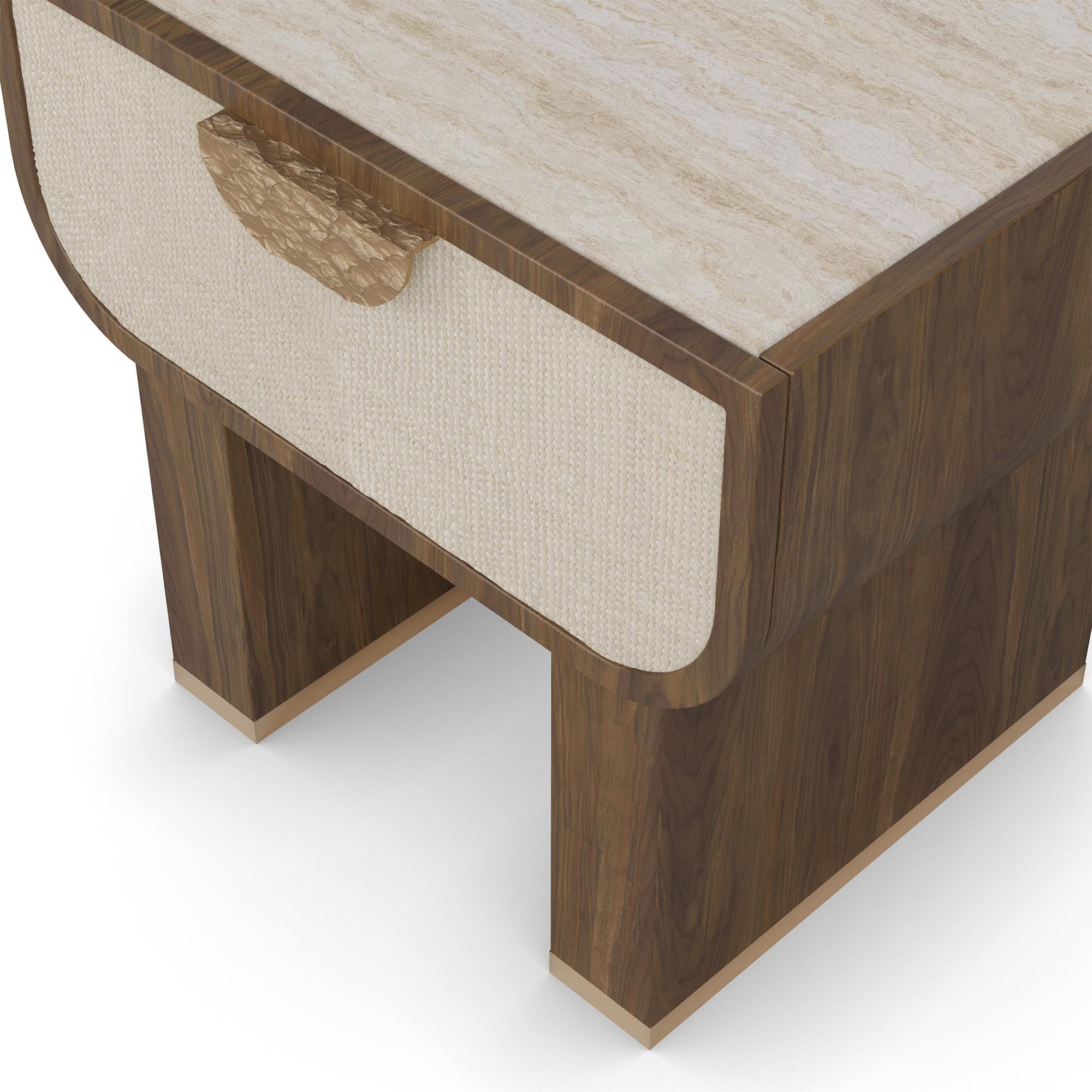 Fait main Table de nuit artisanale RAE en bois sculpté et noyer vieilli par Nolita Harbour en vente