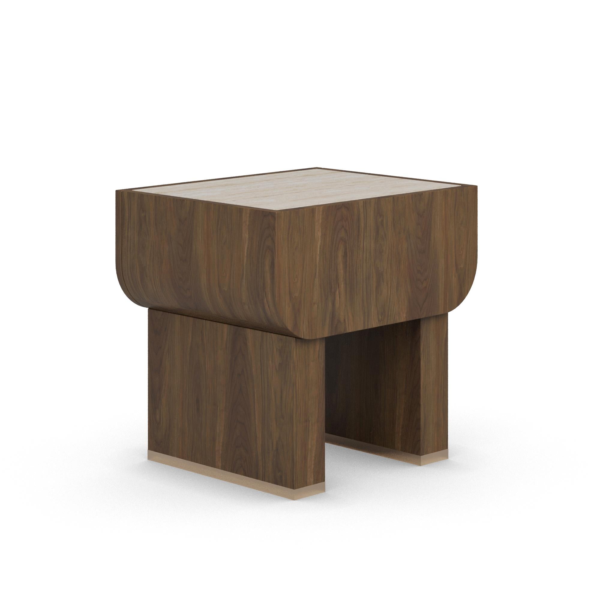 Table de nuit artisanale RAE en bois sculpté et noyer vieilli par Nolita Harbour Neuf - En vente à Carvalhosa, PT