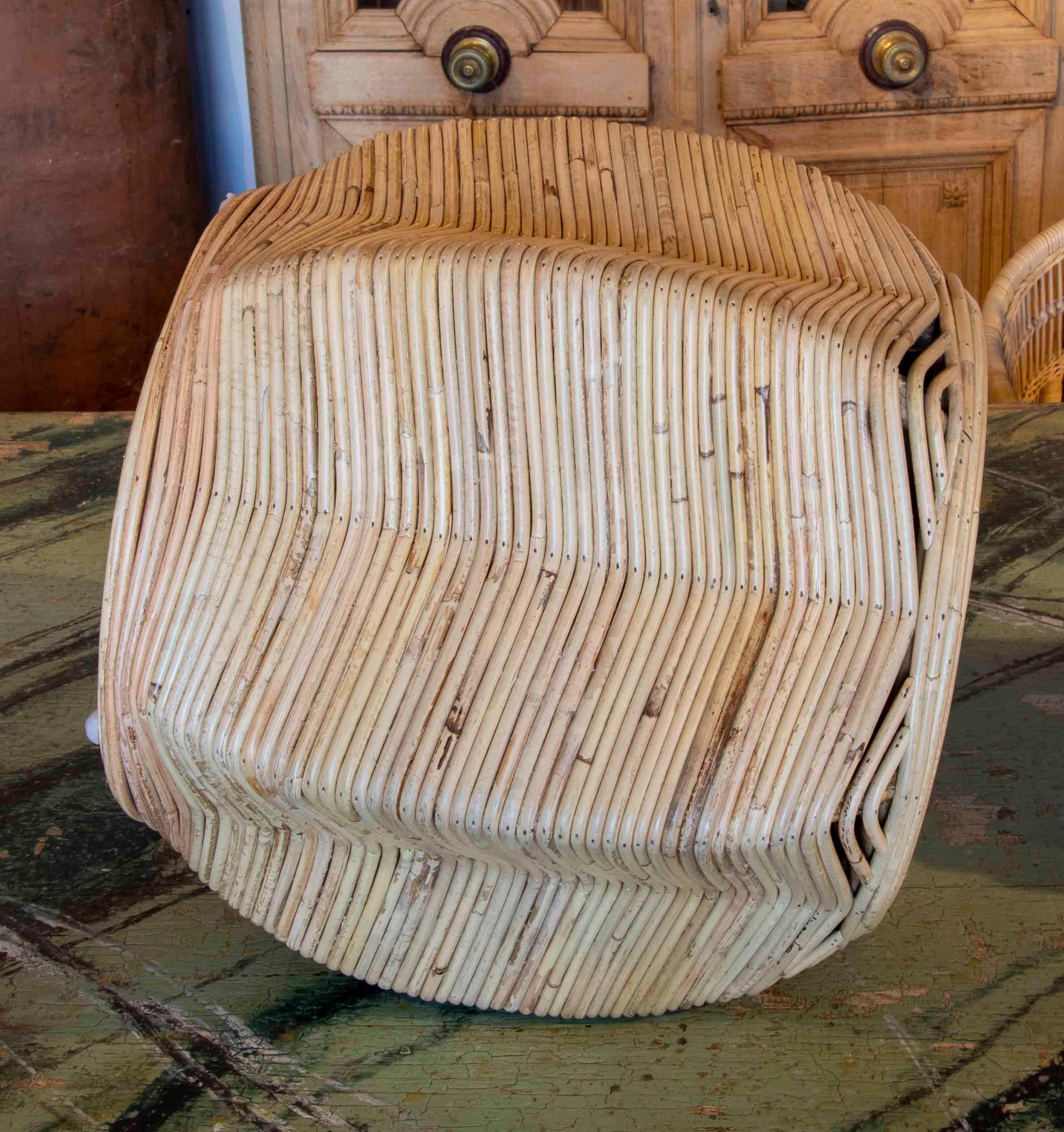 Sgabello in rattan fatto a mano con seduta rotonda e forma a stella in vendita 3