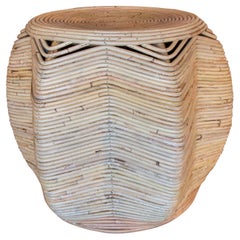 Tabouret en rotin fait à la main avec assise ronde et forme d'étoile