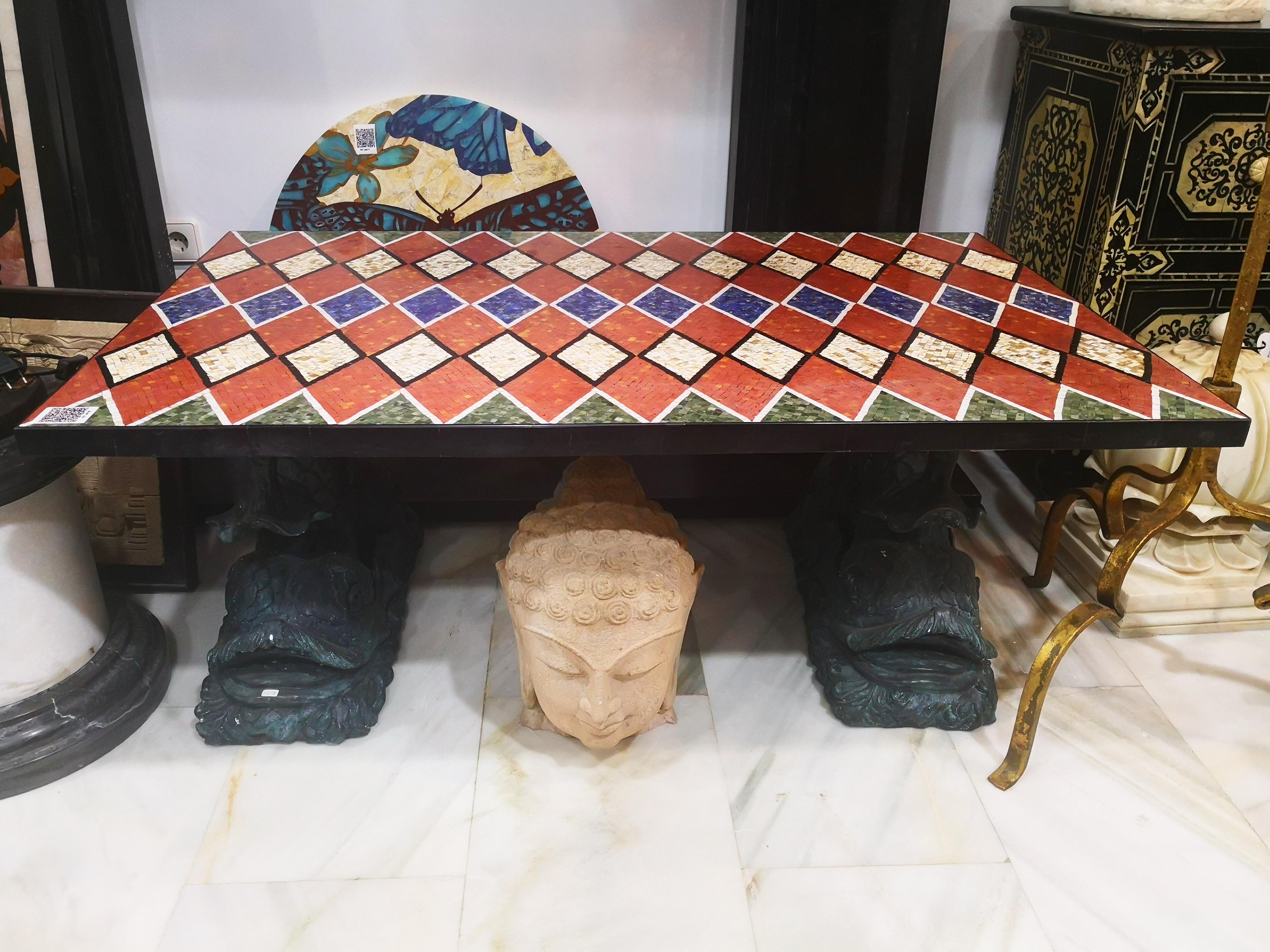 Plateau de table rectangulaire fait à la main dans un motif en losange rappelant un tapis ethnique, en utilisant des pierres dures de lapis-lazuli et de jade ainsi que des marbres de différentes couleurs.