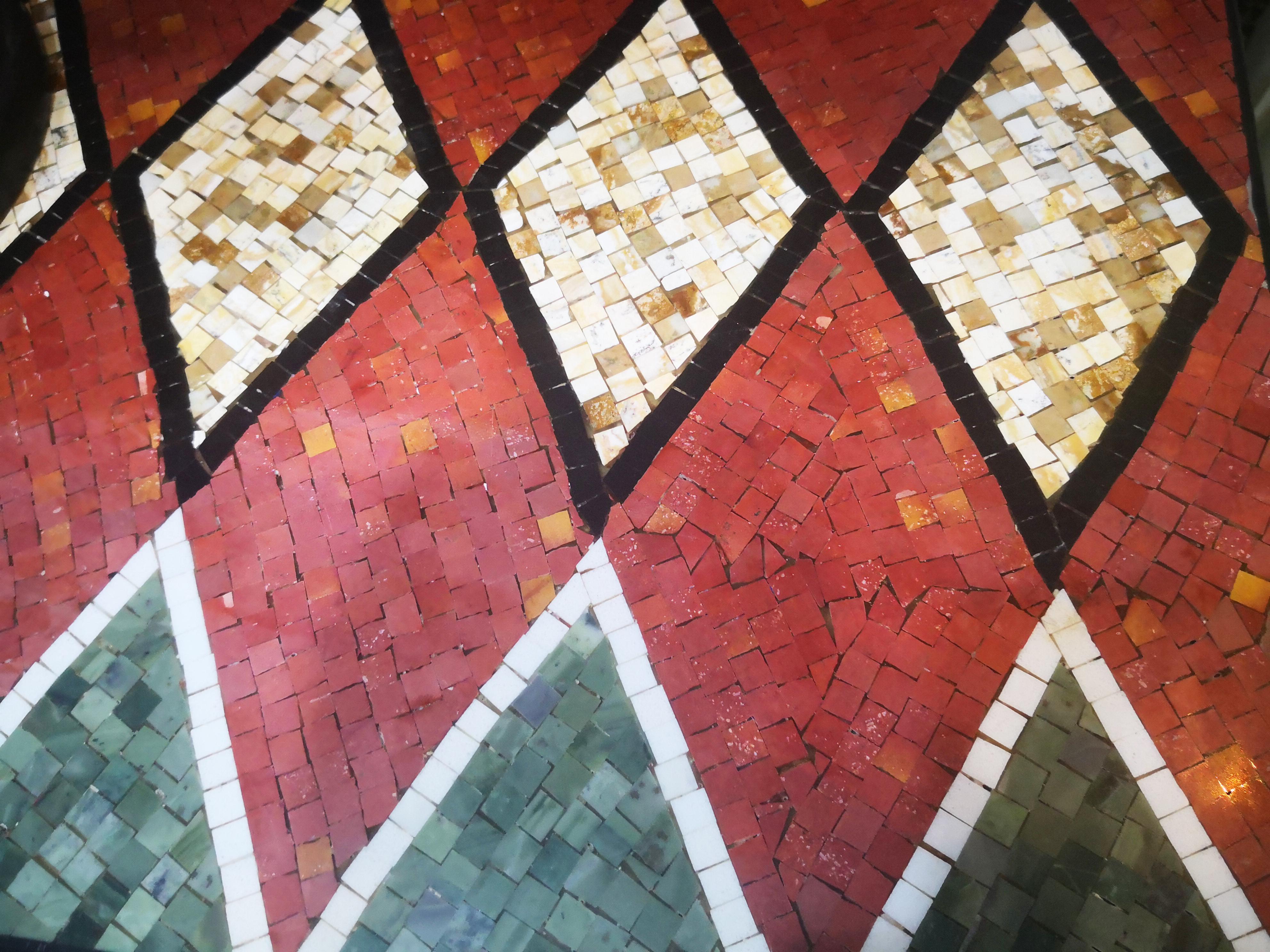Handgefertigte rechteckige Tischplatte aus Rhombus-Mosaik in Lapislazuli, Jade und Marmor (Ende des 20. Jahrhunderts) im Angebot