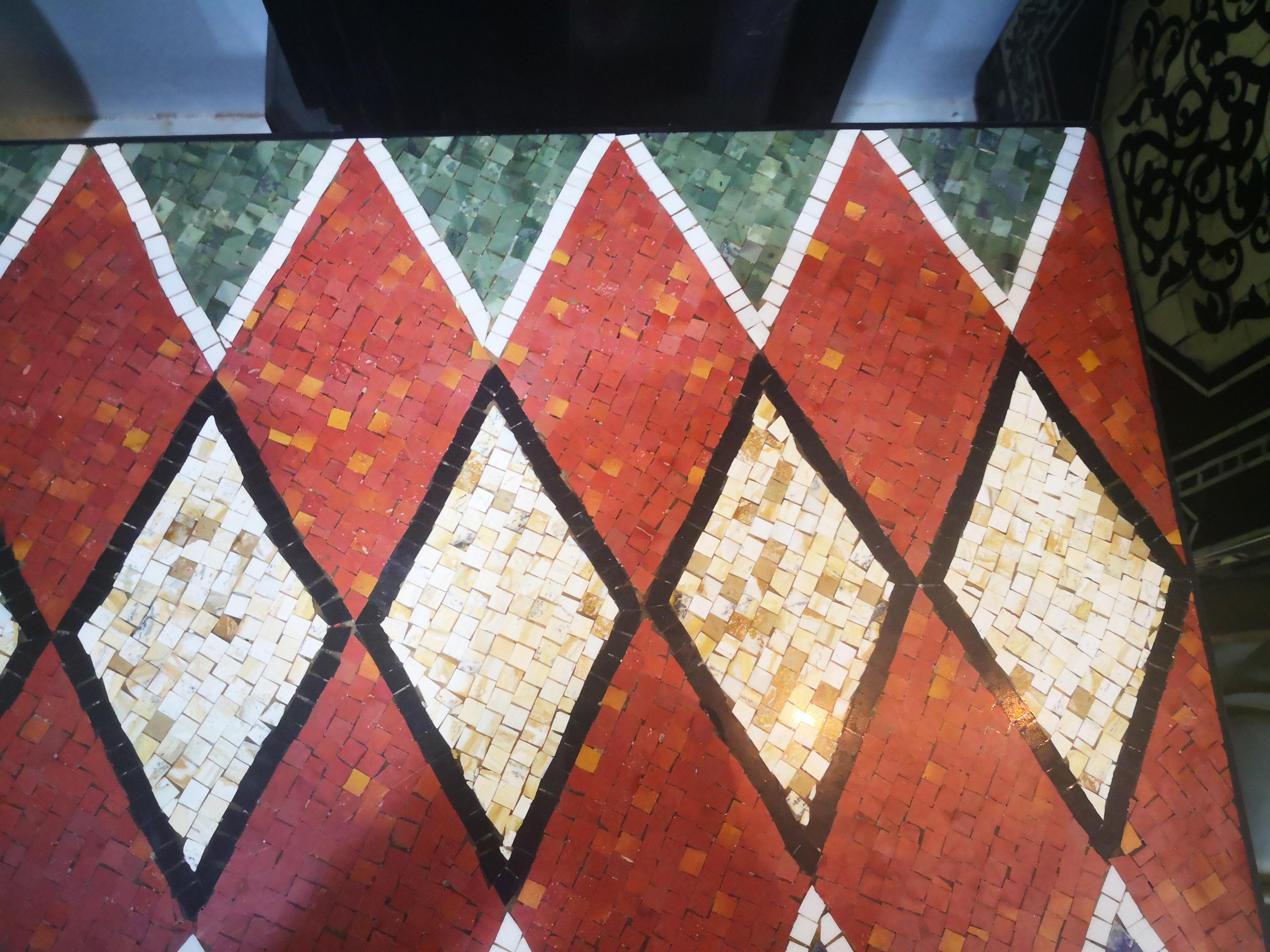 Handgefertigte rechteckige Tischplatte aus Rhombus-Mosaik in Lapislazuli, Jade und Marmor im Angebot 1