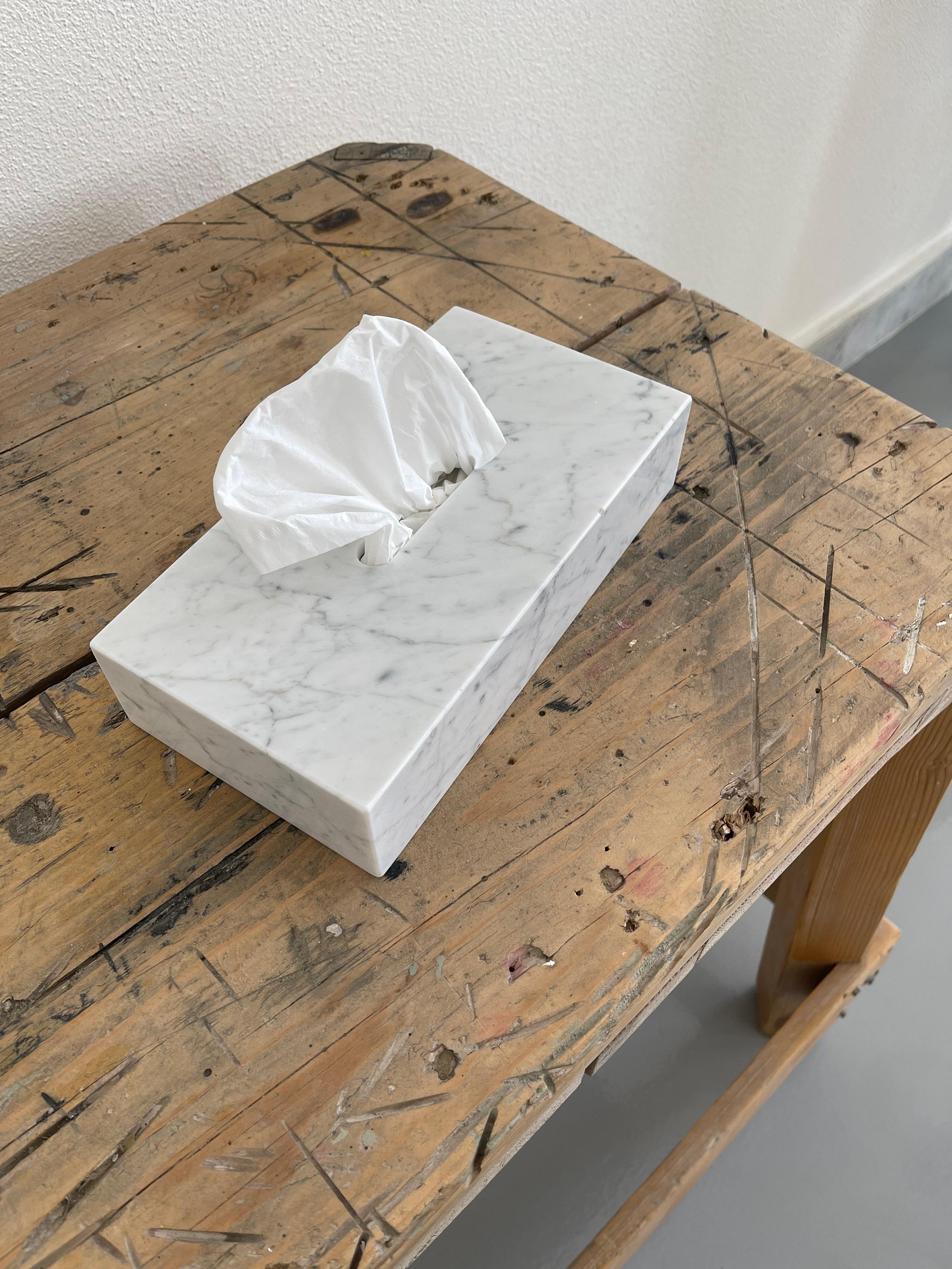 Handgefertigte rechteckige Tissues-Deckelschachtel aus weißem Carrara-Marmor (21. Jahrhundert und zeitgenössisch) im Angebot