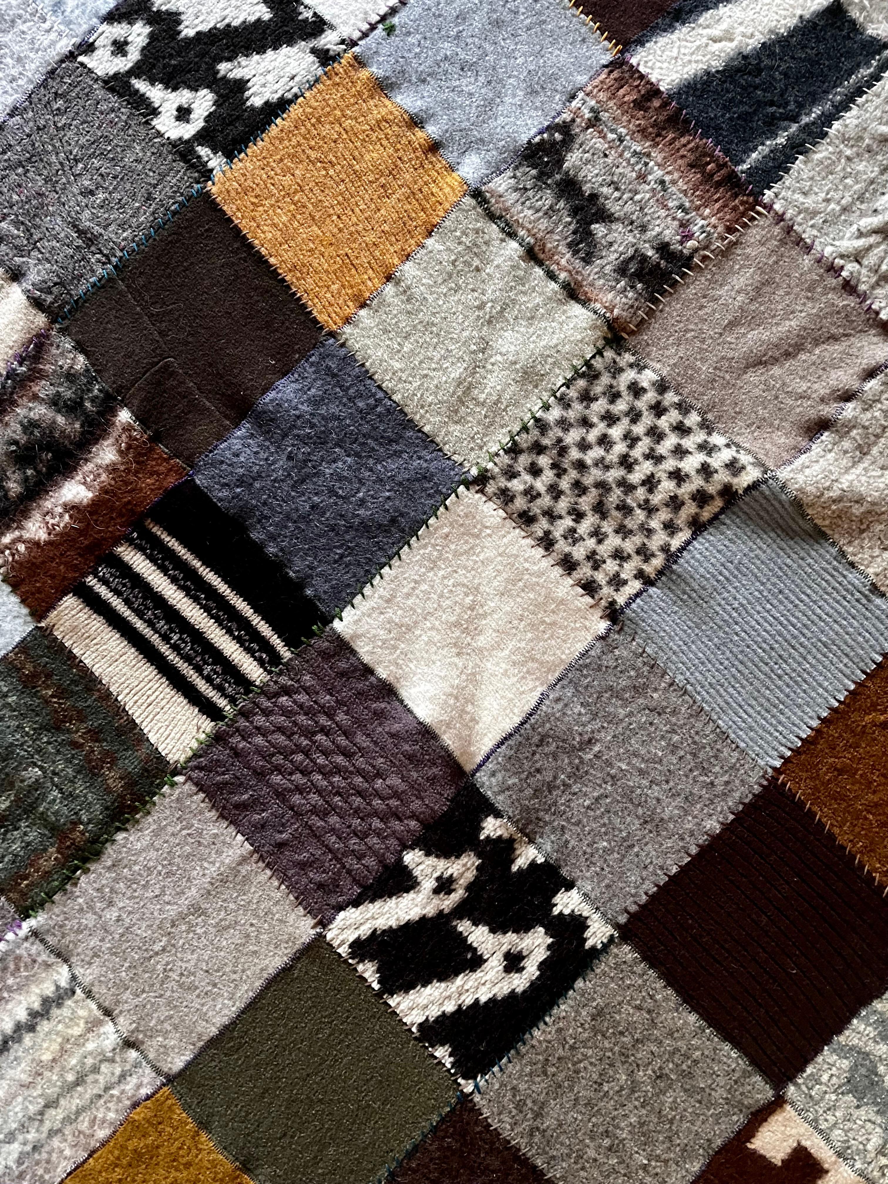 Handgefertigte Wollpullover-Wurfdecke aus recycelter Wolle von Crispina Ffrench, USA (amerikanisch) im Angebot