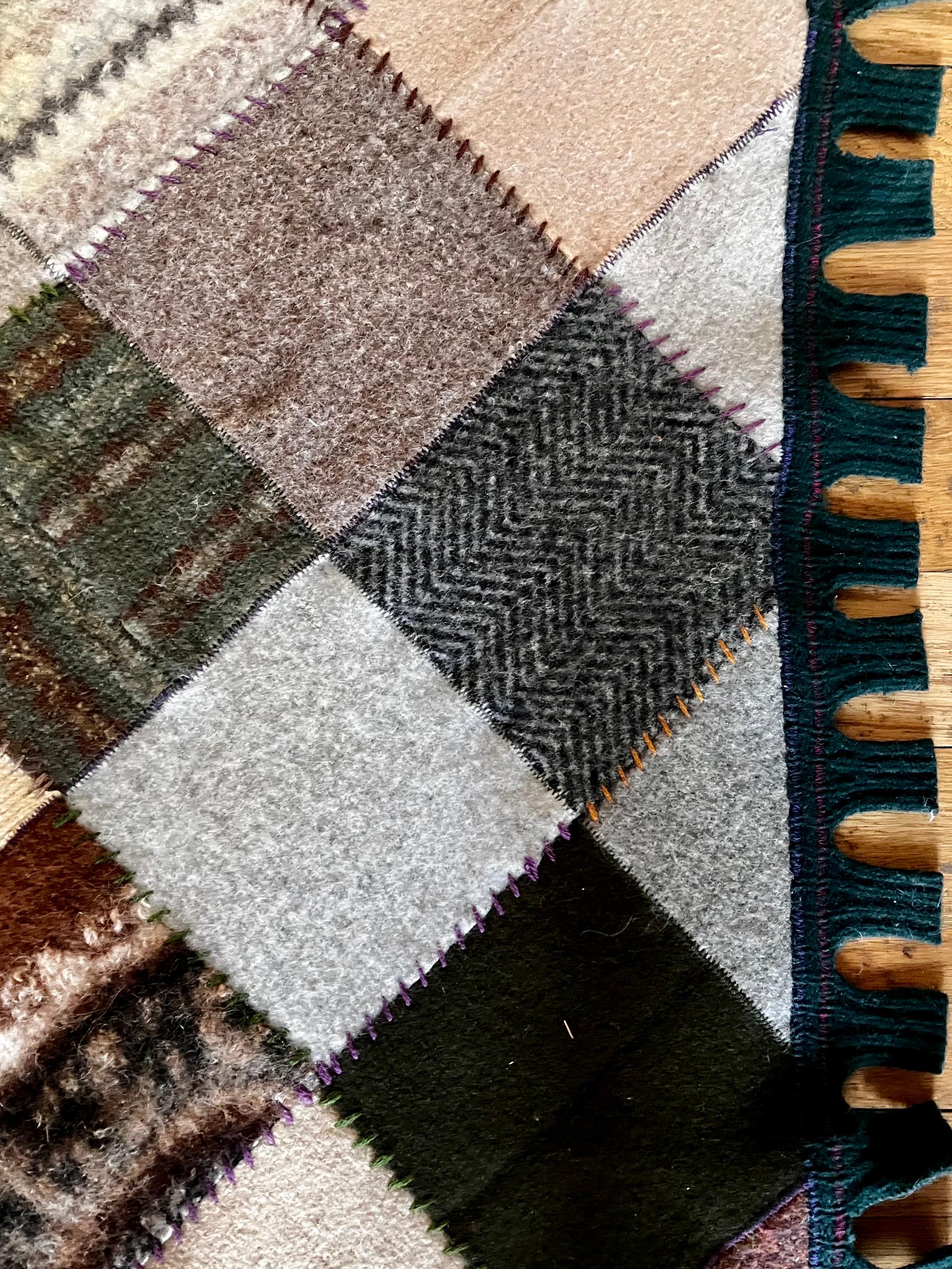 Handgefertigte Wollpullover-Wurfdecke aus recycelter Wolle von Crispina Ffrench, USA (Patchwork) im Angebot