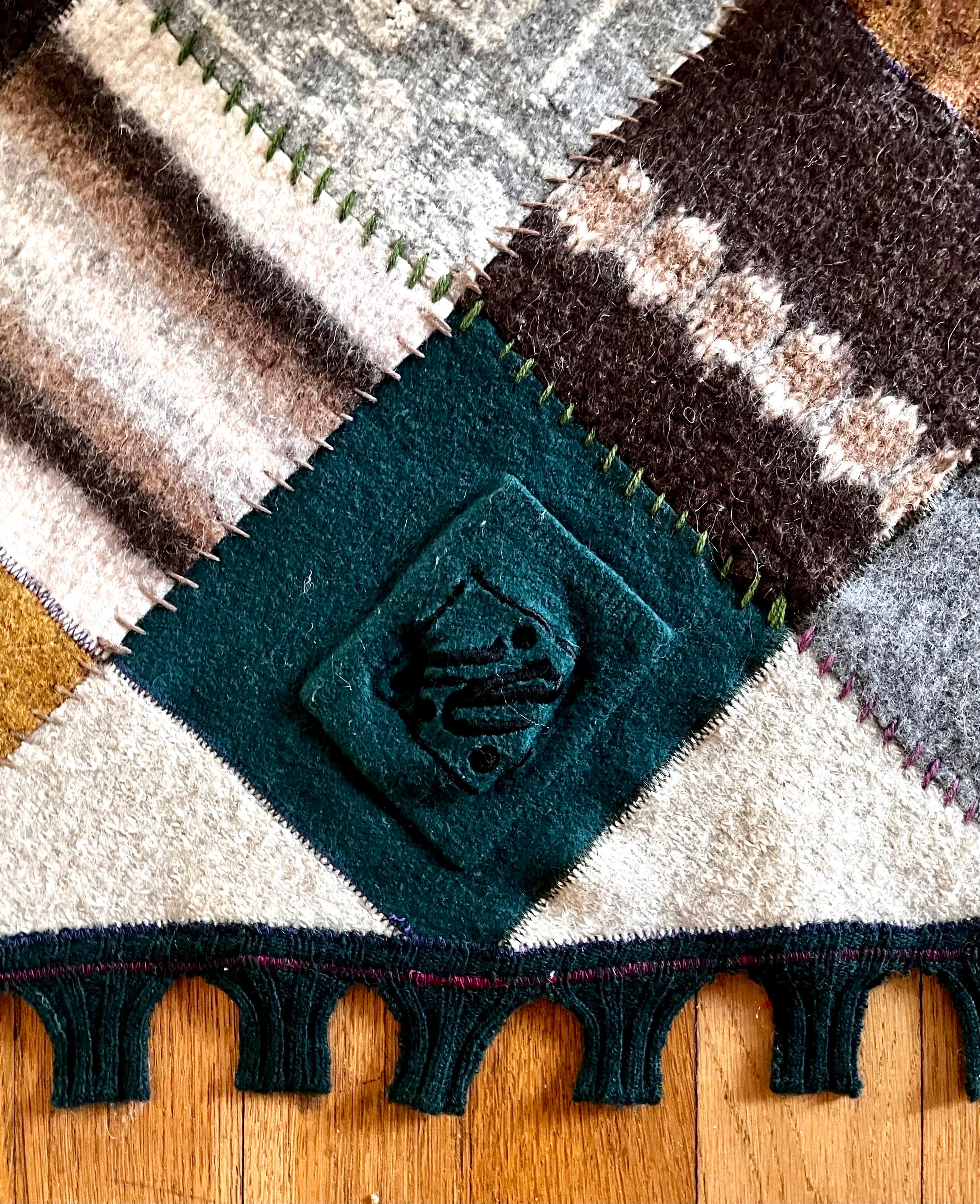 Handgefertigte Wollpullover-Wurfdecke aus recycelter Wolle von Crispina Ffrench, USA (21. Jahrhundert und zeitgenössisch) im Angebot