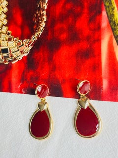 Pendientes de corazón hechos a mano, esmaltados en rojo borgoña, con diseño de gota de agua y aberturas, muy elegantes